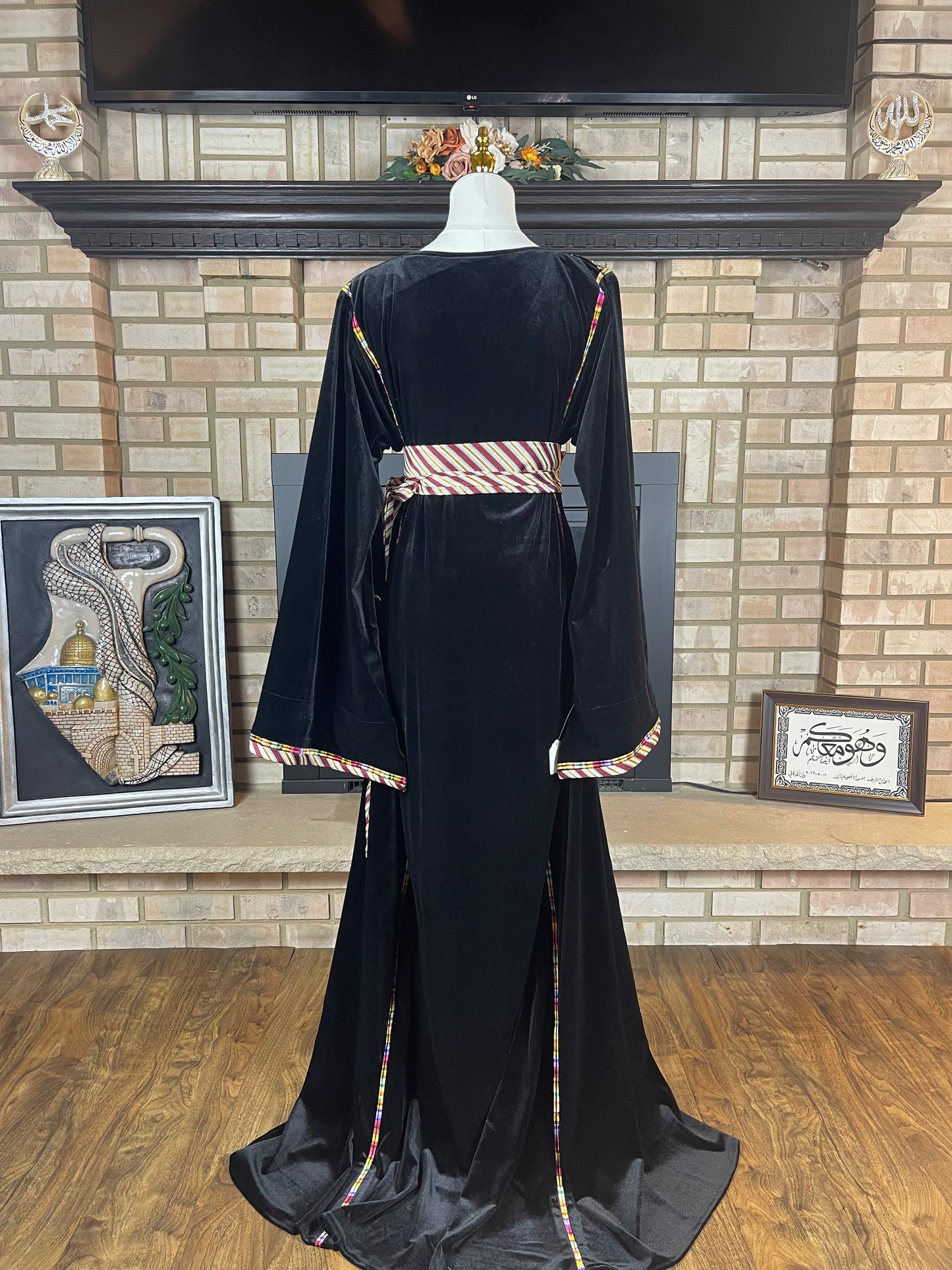 Black/Gold Velvet Saya Thobe