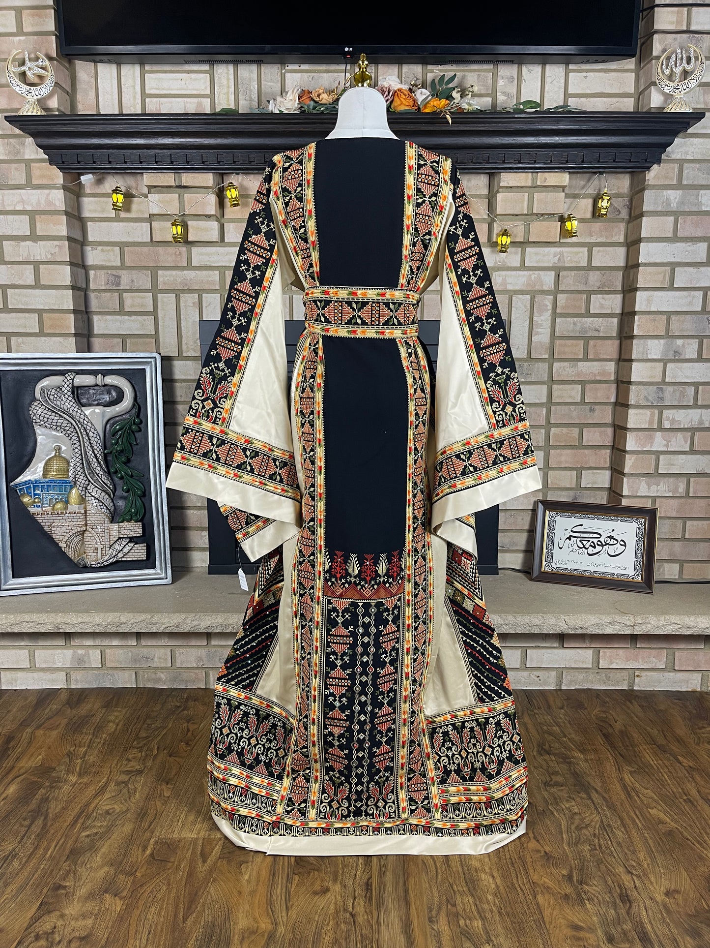 Black/Gold Akka Thobe & Headpiece
