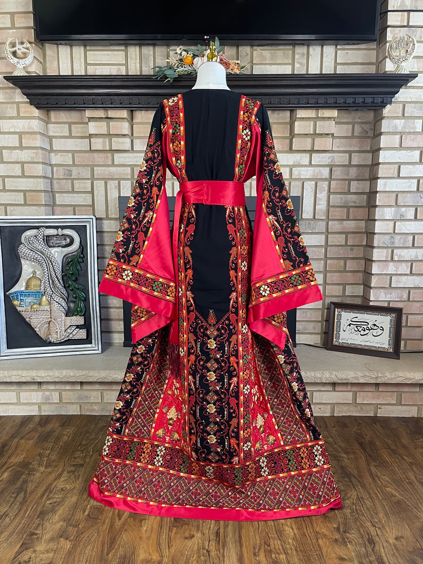 Black/Red Turmus'ayya Thobe