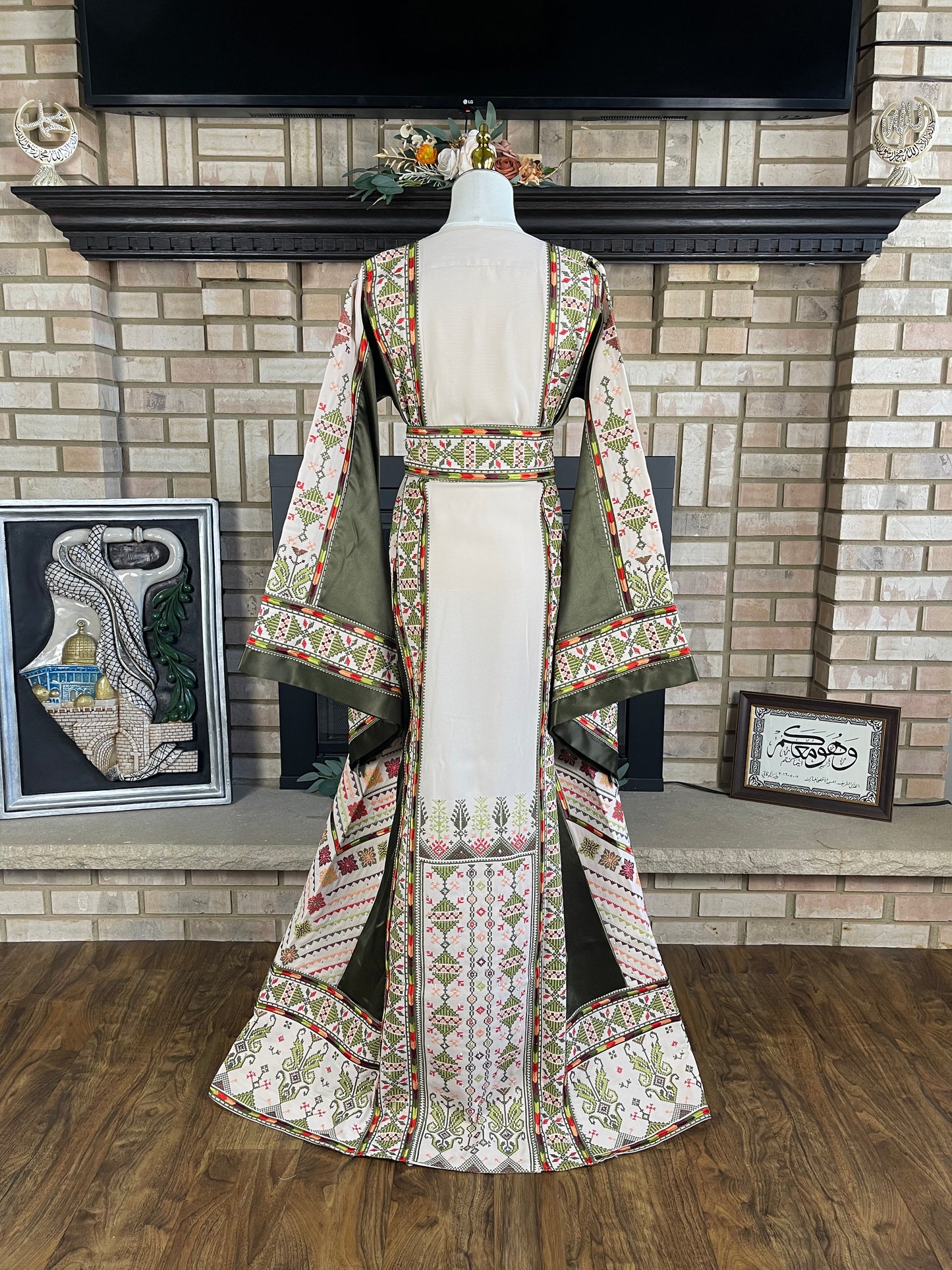 Cream/Green Akka Thobe