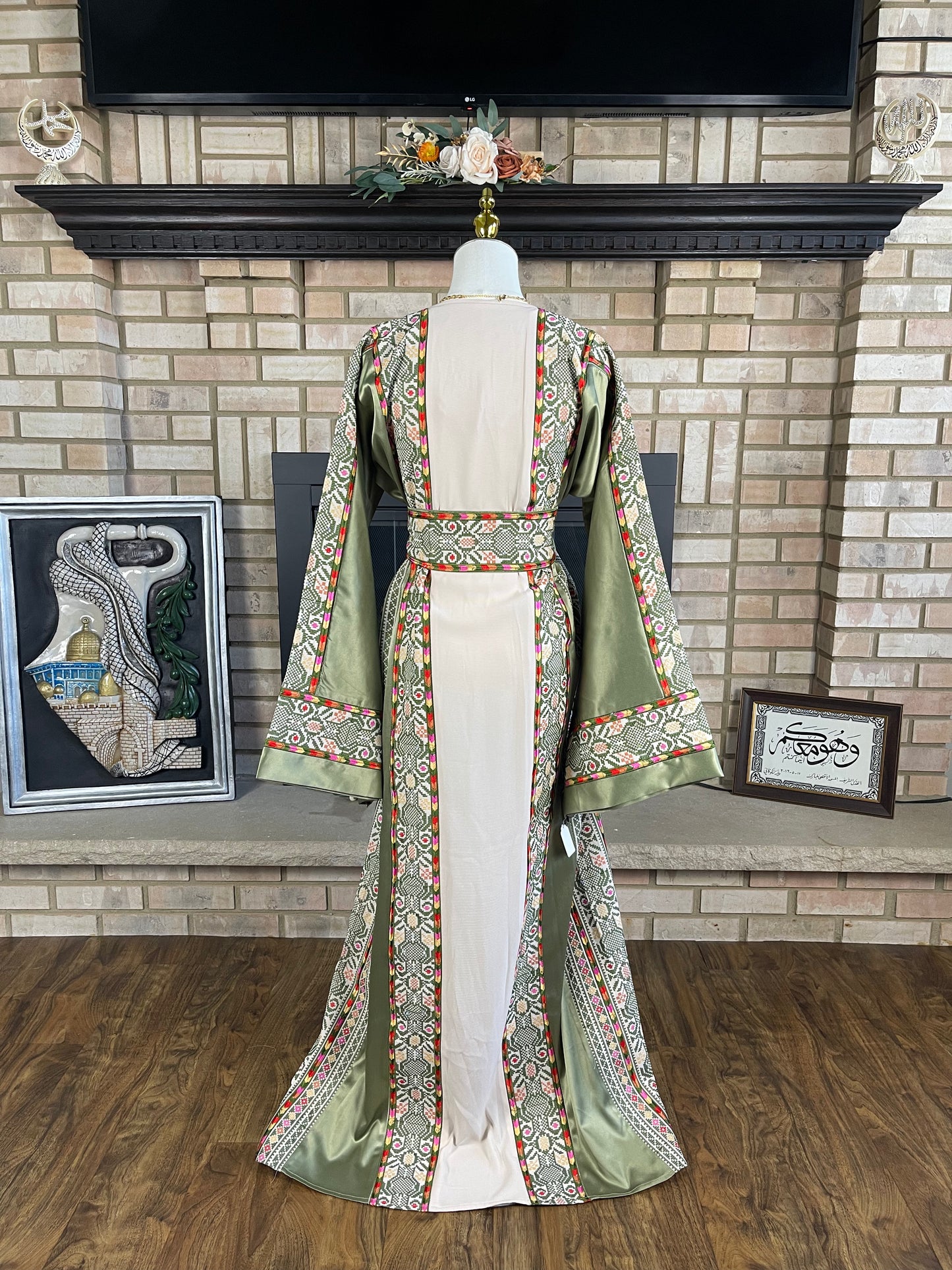 Cream/Green Bayt Dajan Thobe