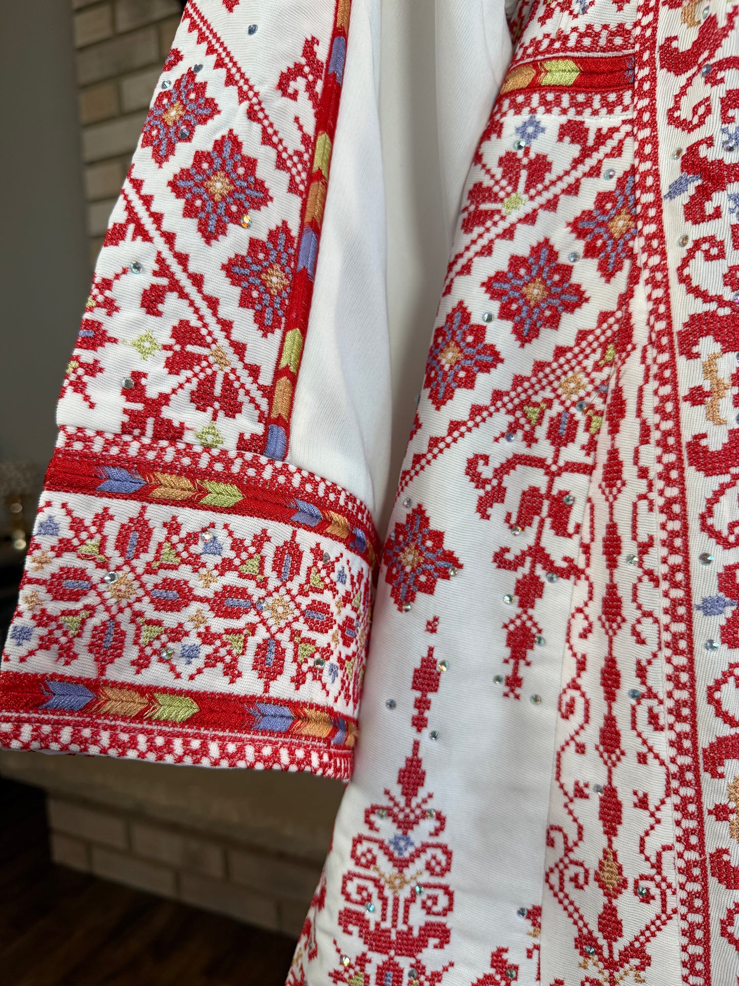 White/Red Al-Aseelah Thobe