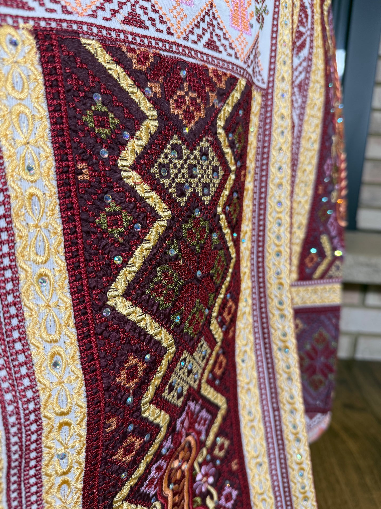 White/Burgundy Tiberias Thobe