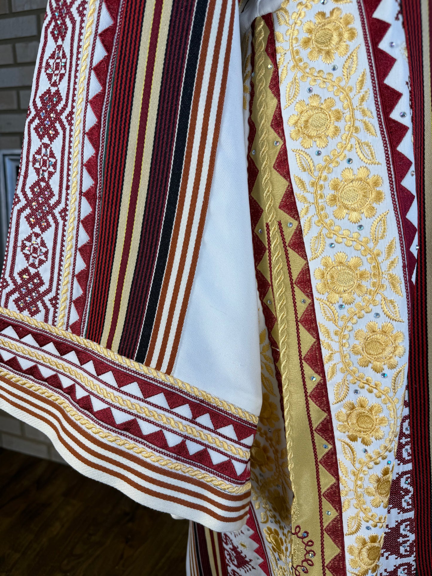 White/Burgundy Majdalawi Thobe