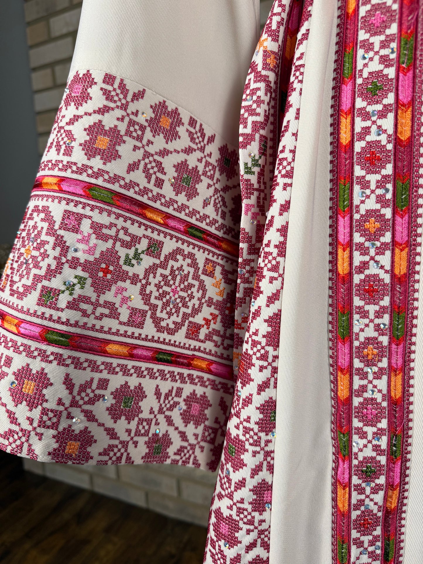 Cream/Red Silwad Thobe