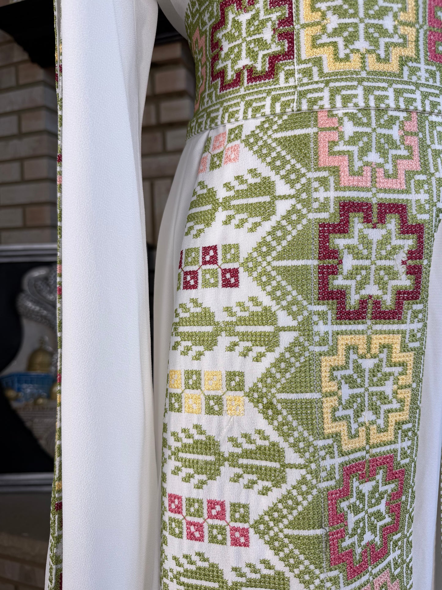 White/Green Open-Sleeve Embroidered Besht