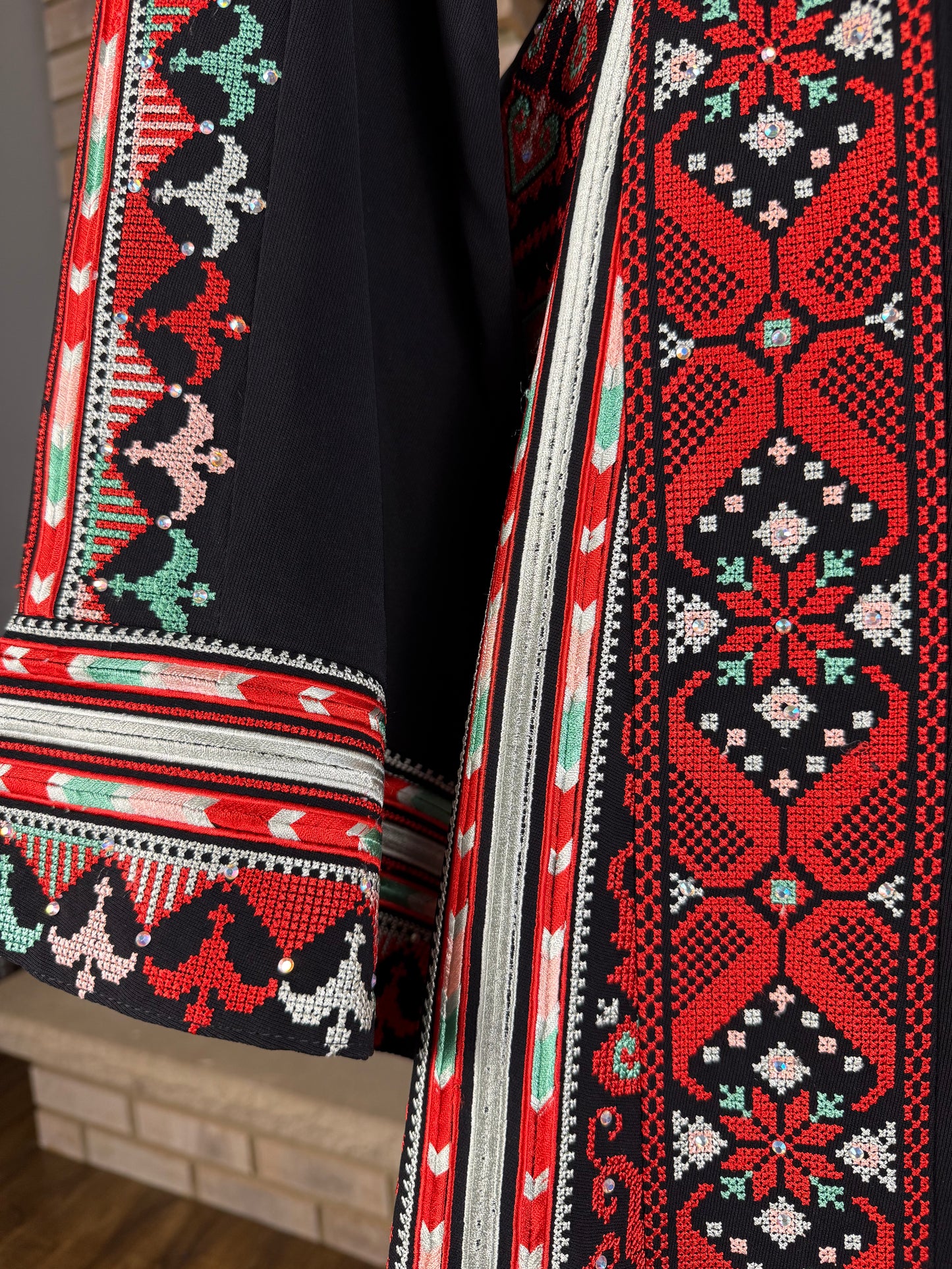 Black/Red An-Nasira Thobe
