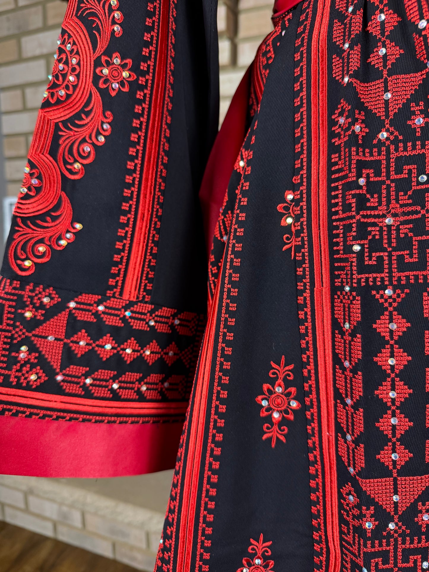 Black/Red Rafah Thobe