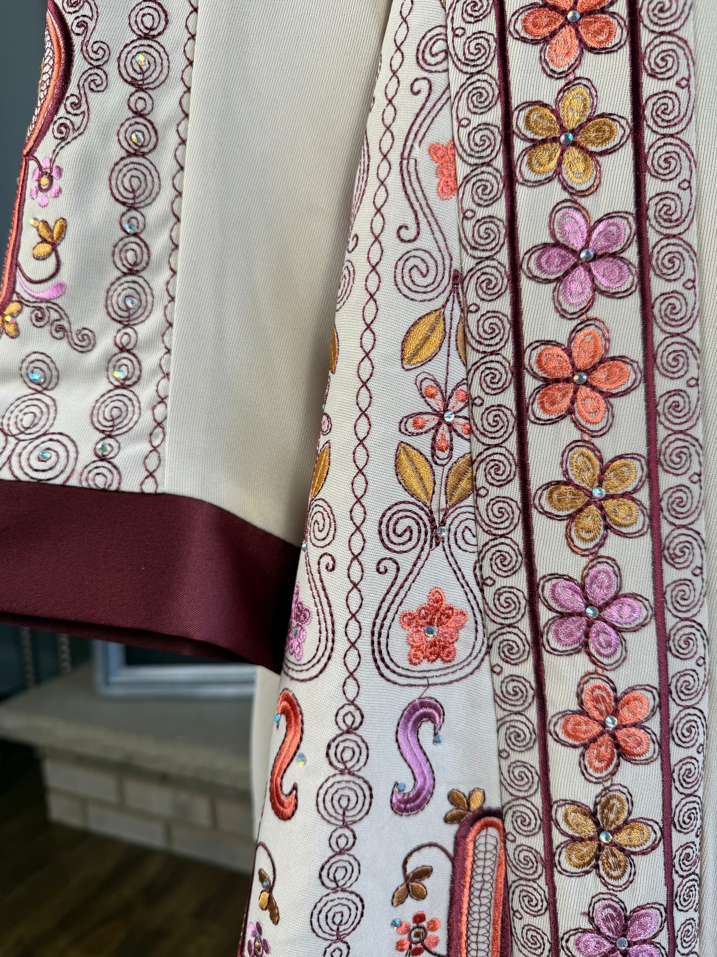 Cream/Burgundy Al-Wurood Thobe