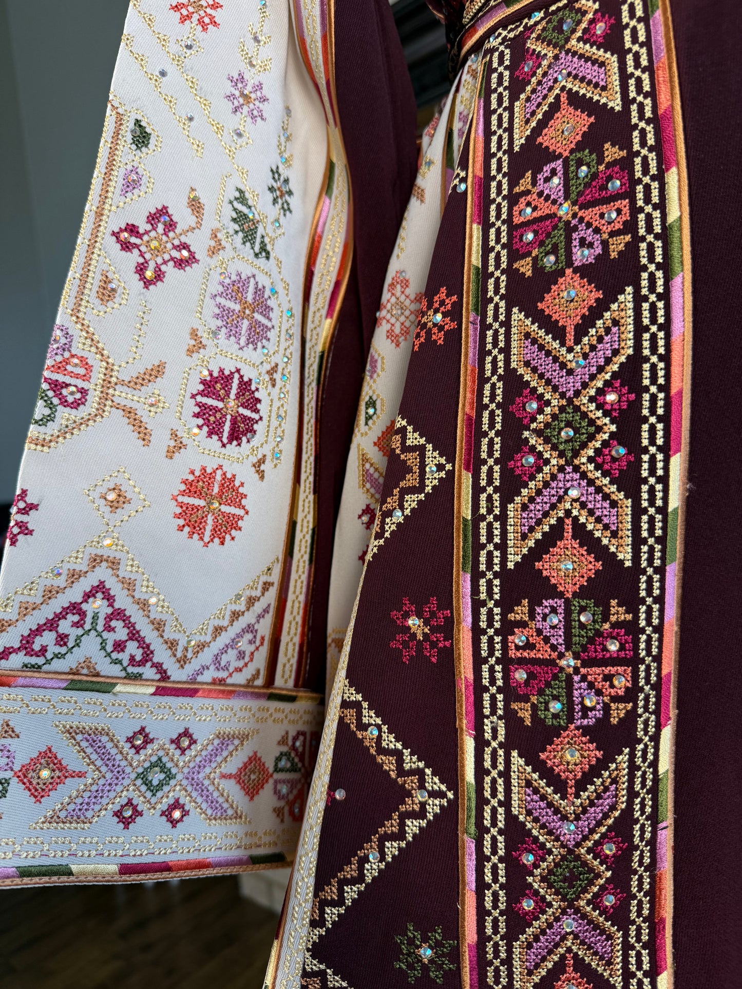 Maroon/White Jabalia Thobe