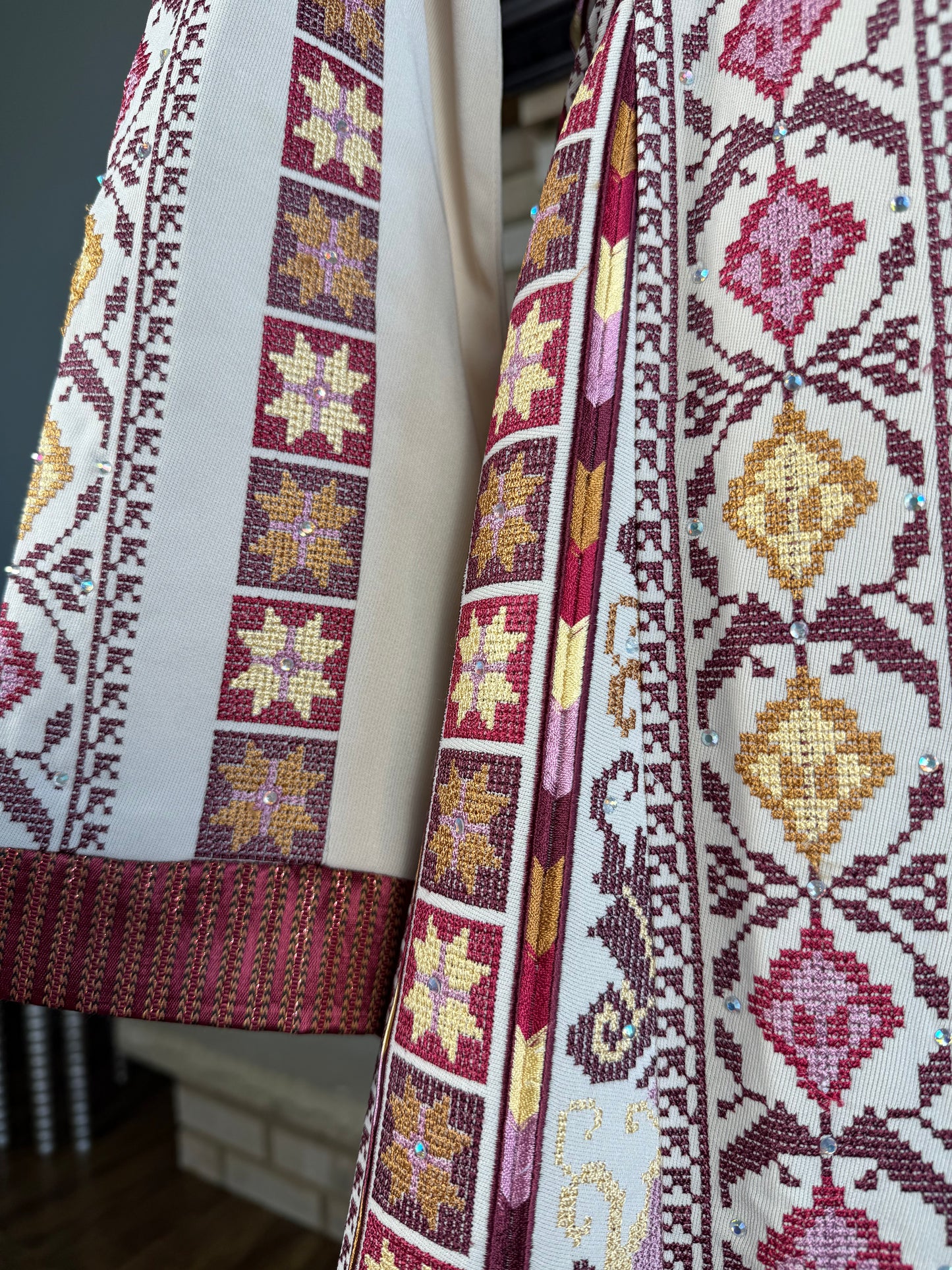 Cream/Burgundy Deir Al-Balah Thobe