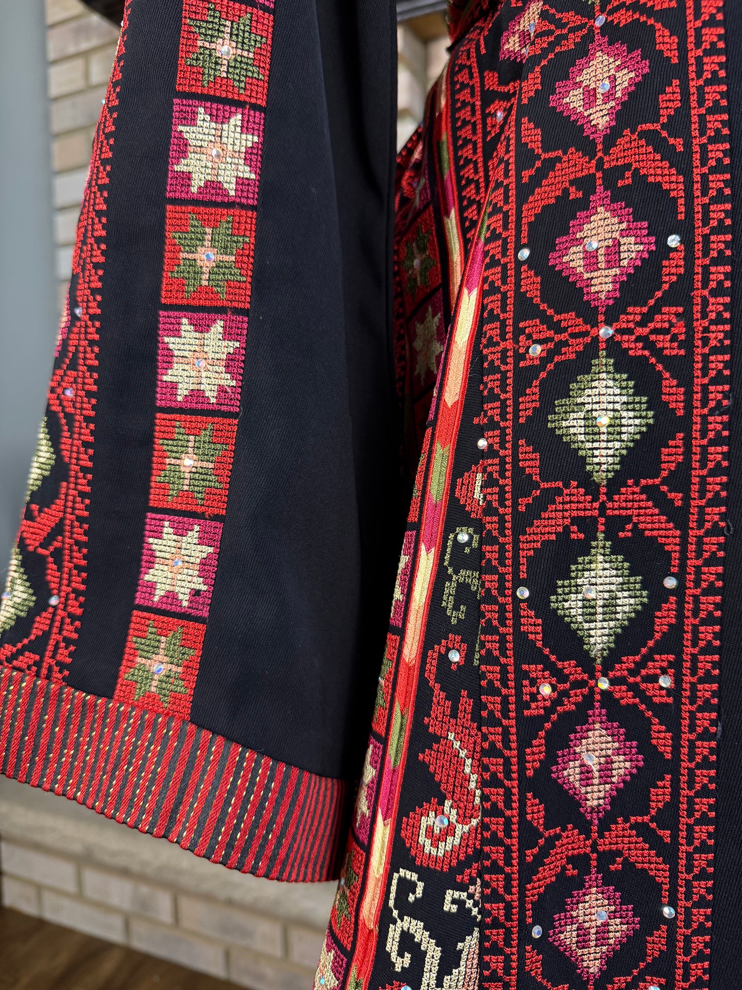 Black/Red Deir Al-Balah Thobe