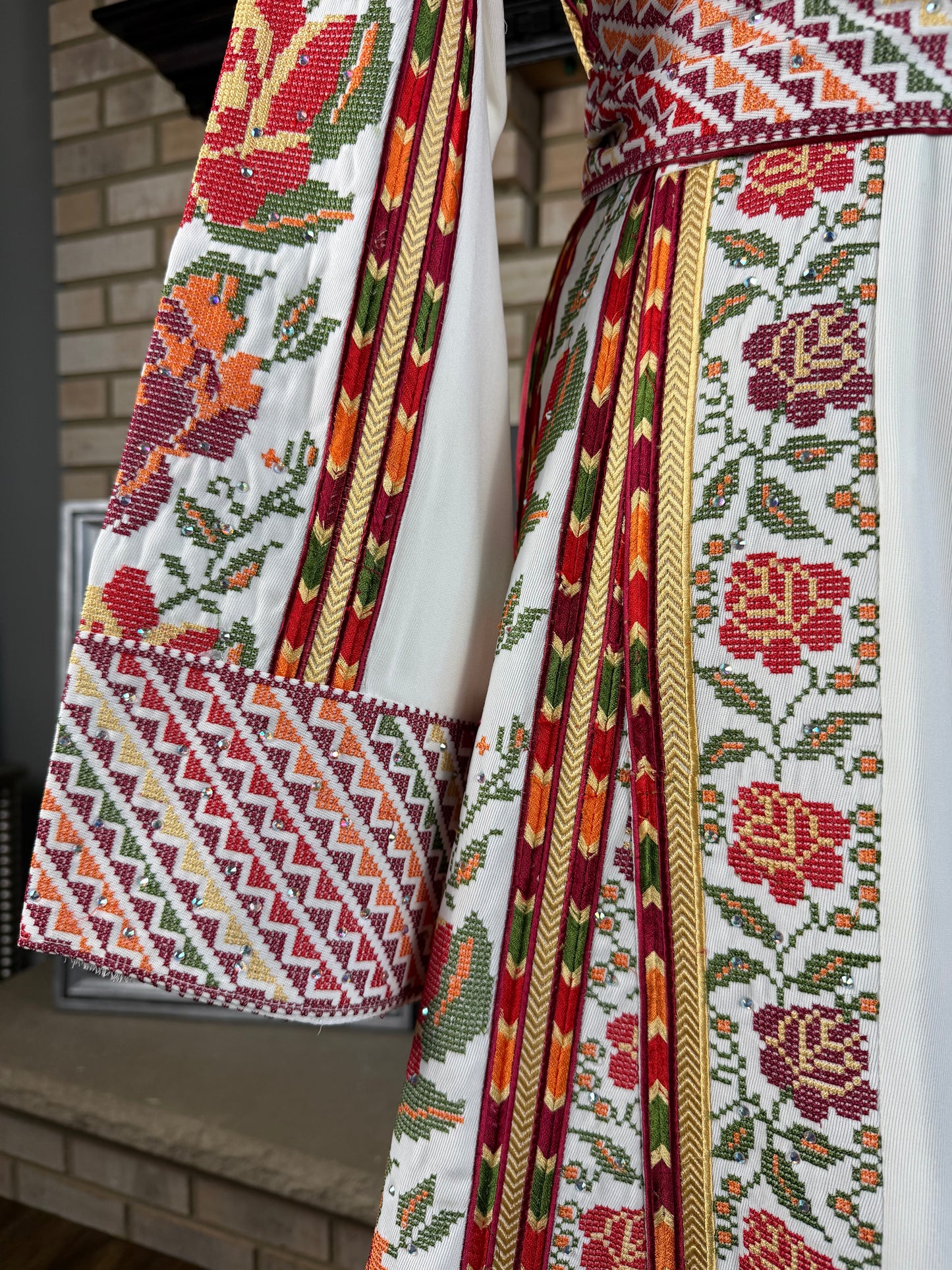 White/Red Roses Thobe