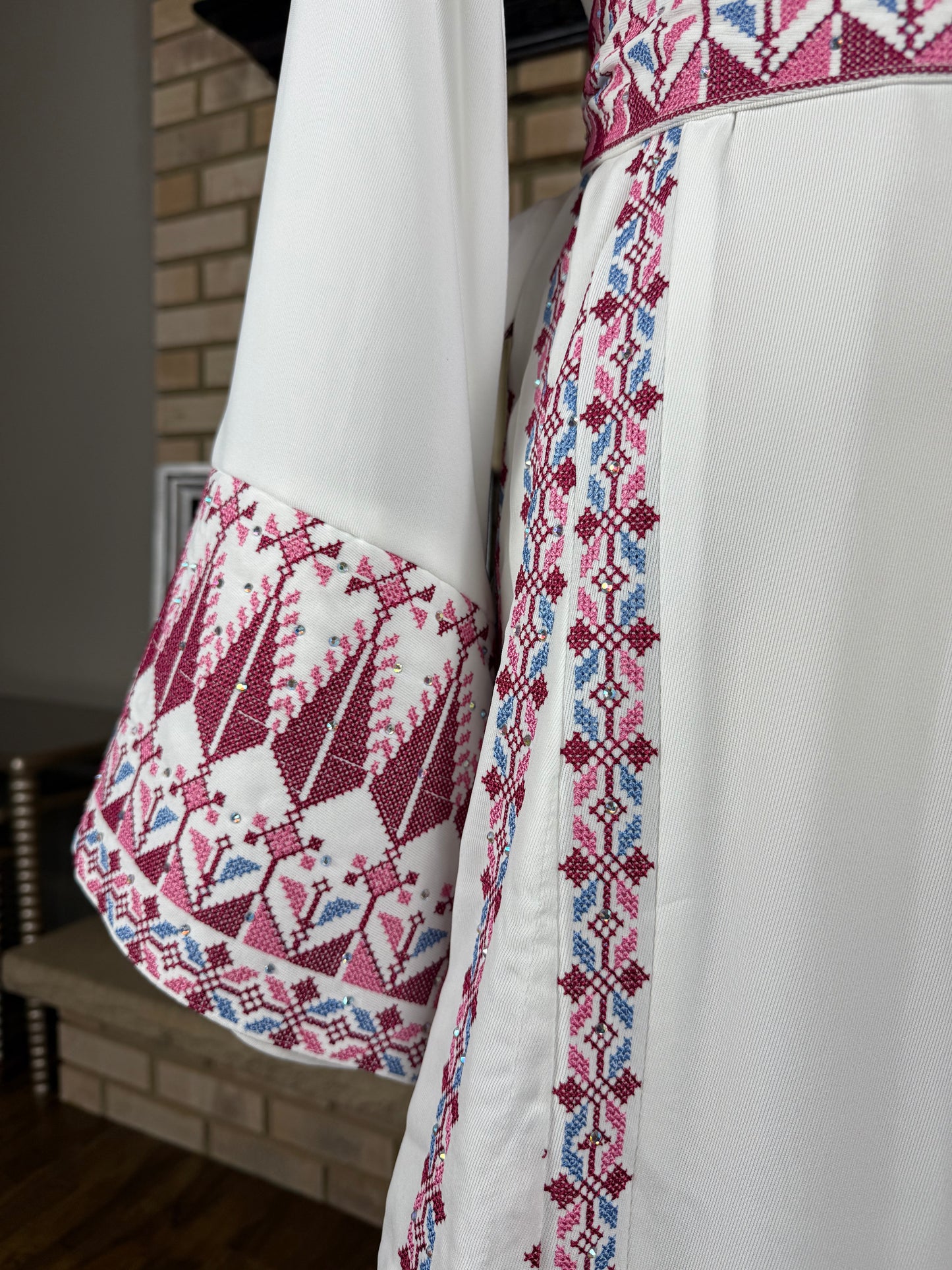 White/Pink Al-Sawsanah Thobe