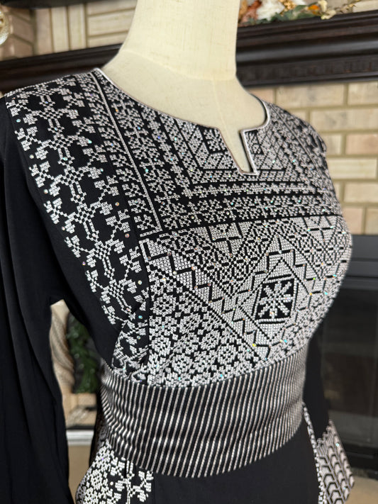 Black/Silver Saya Thobe