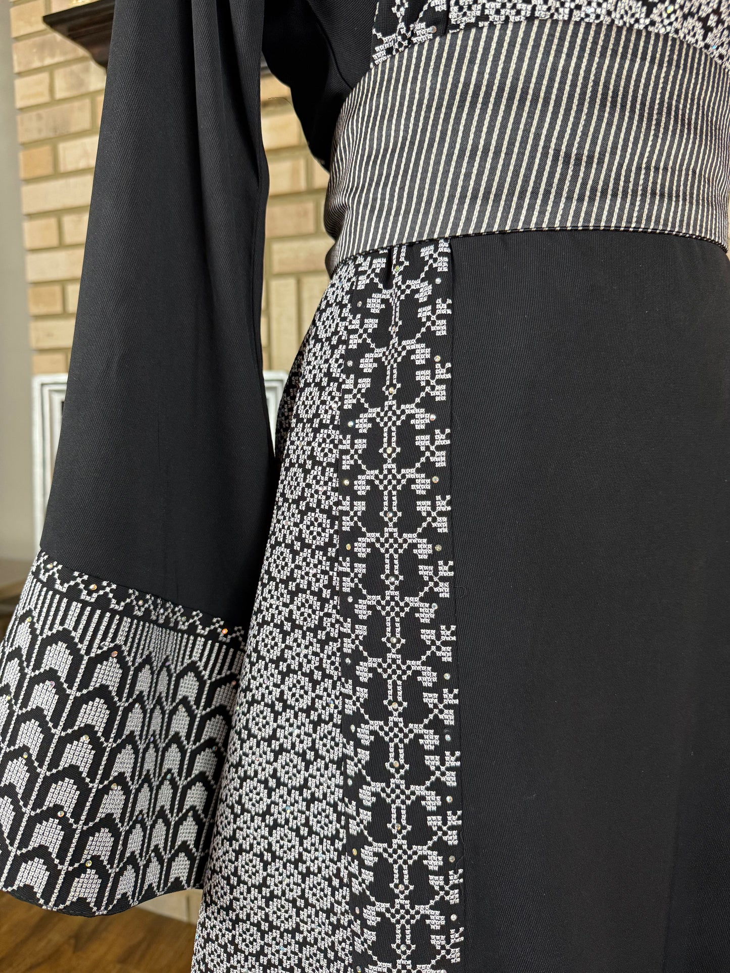 Black/Silver Saya Thobe