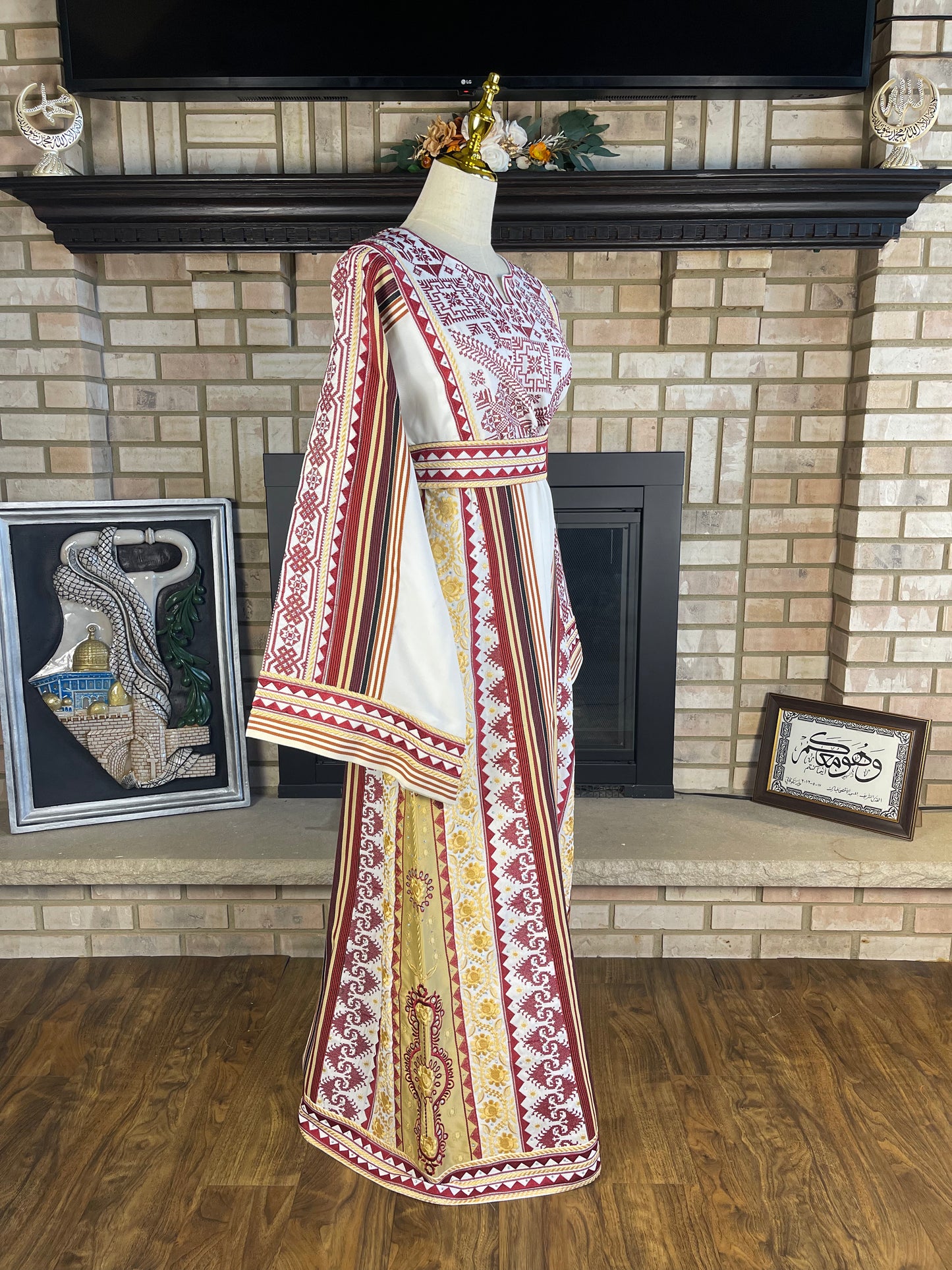 White/Burgundy Majdalawi Thobe