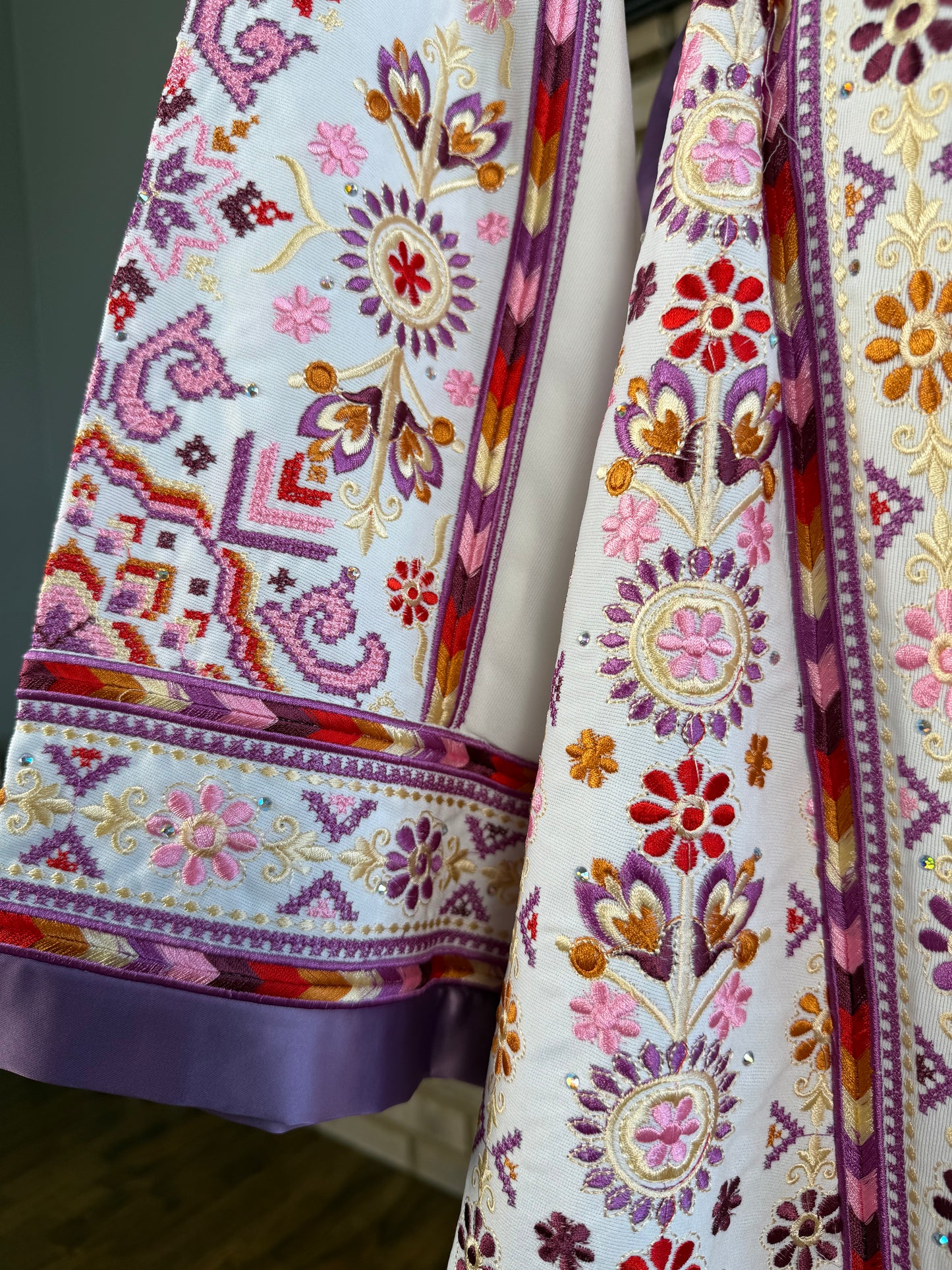 White/Purple Al-Karmil Thobe