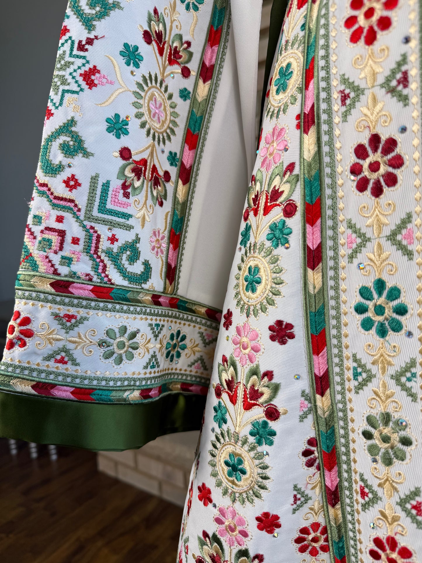 White/Olive Green Al-Karmil Thobe