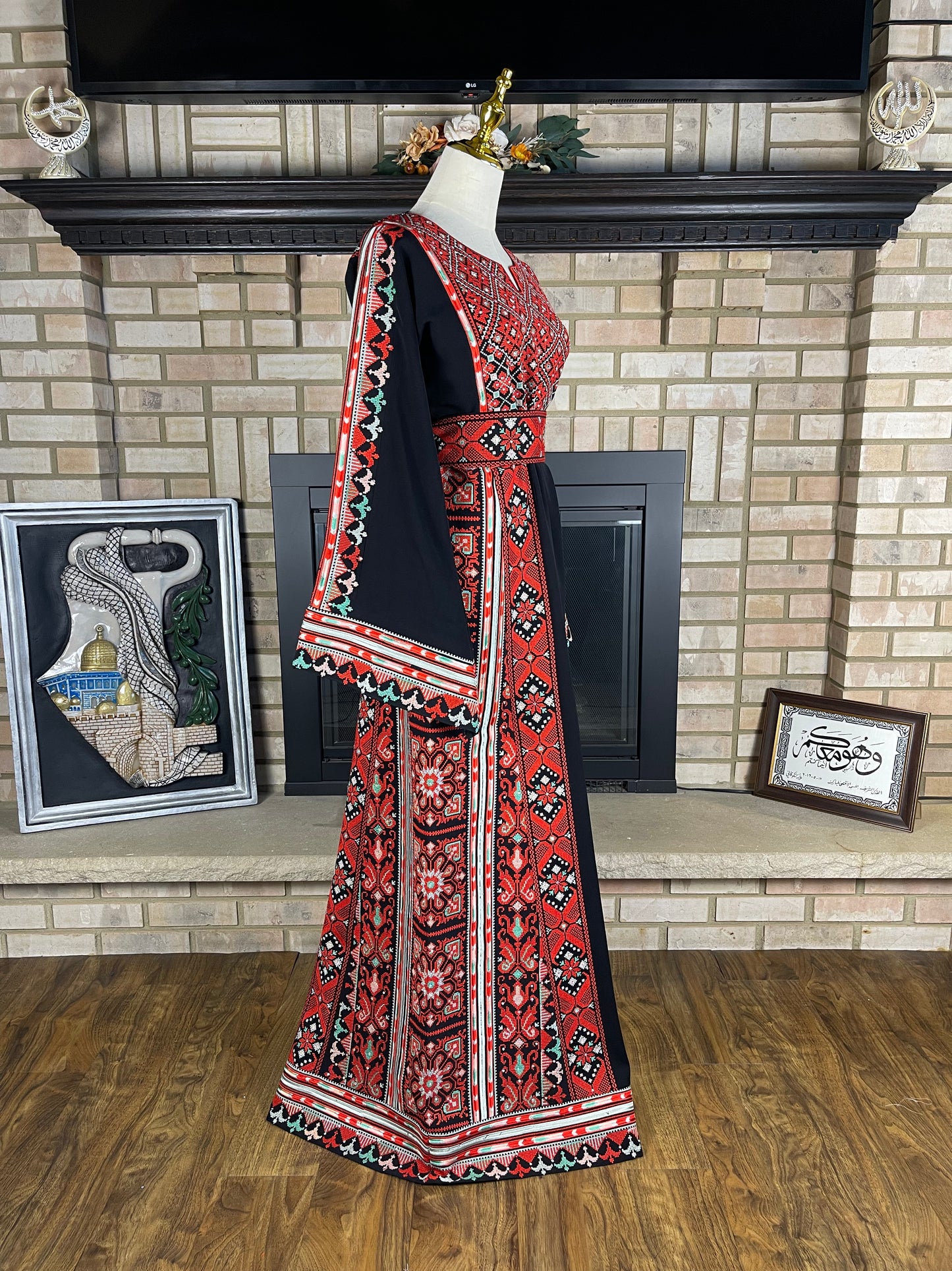 Black/Red An-Nasira Thobe