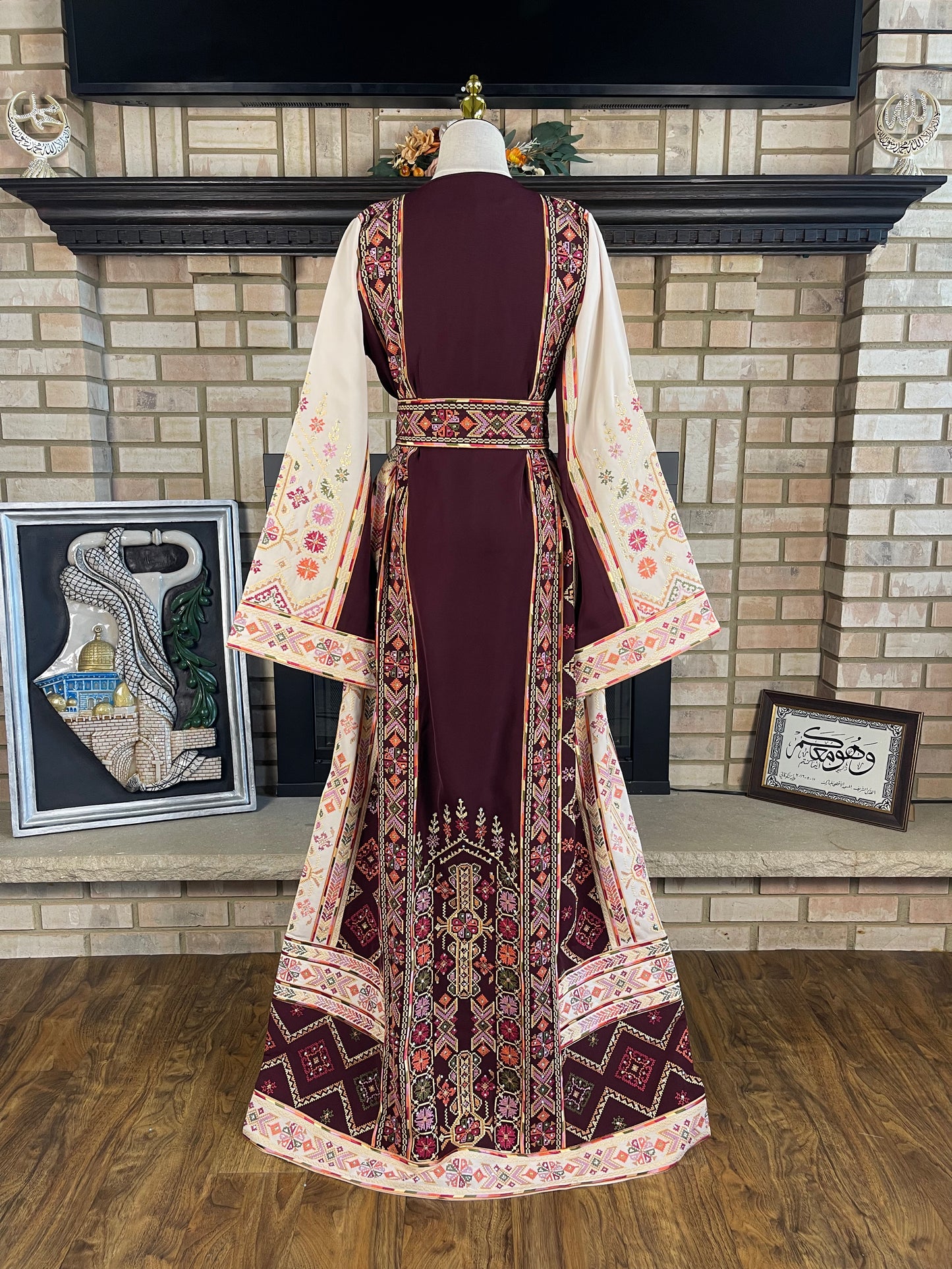 Maroon/White Jabalia Thobe
