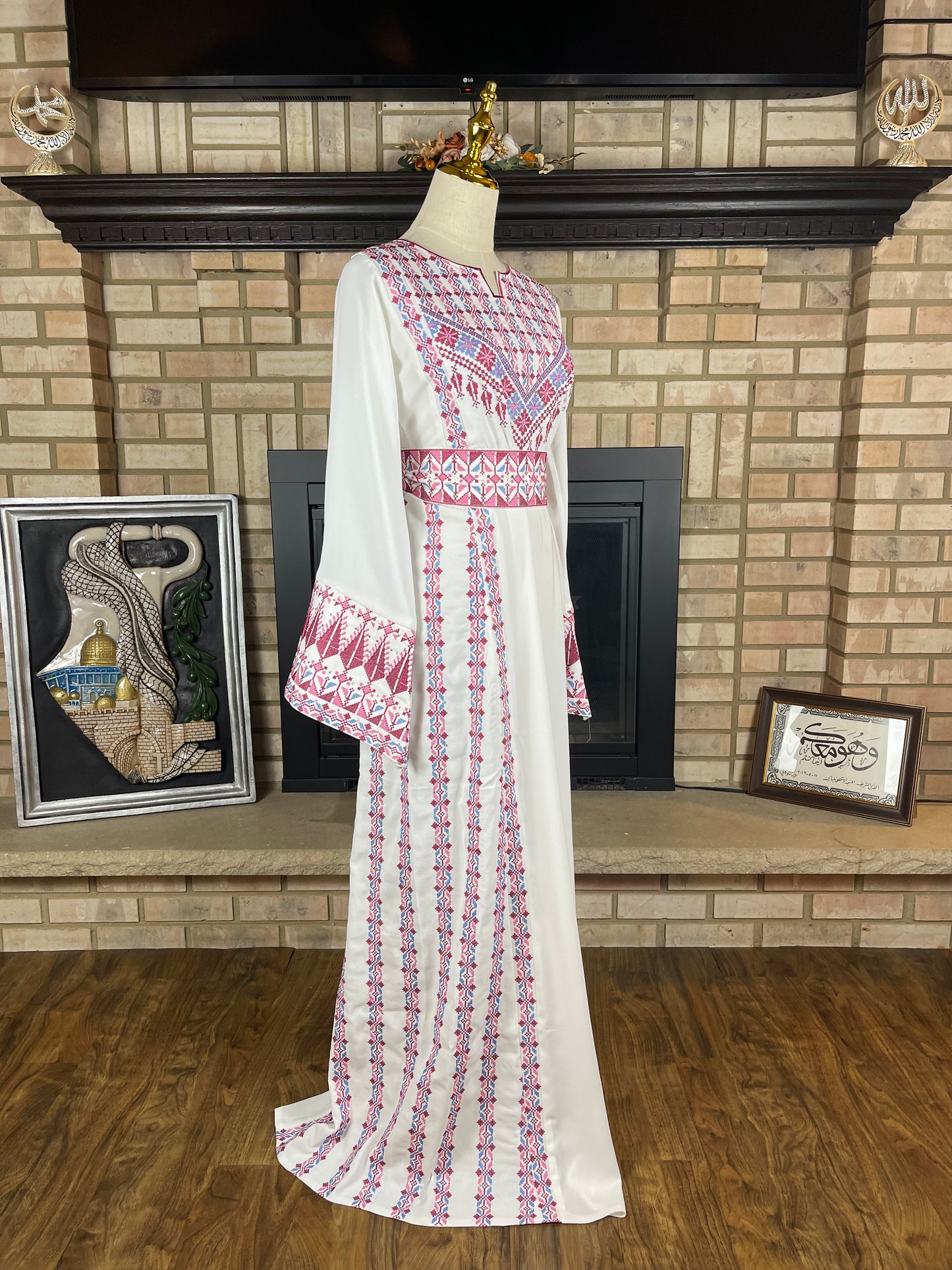 White/Pink Al-Sawsanah Thobe