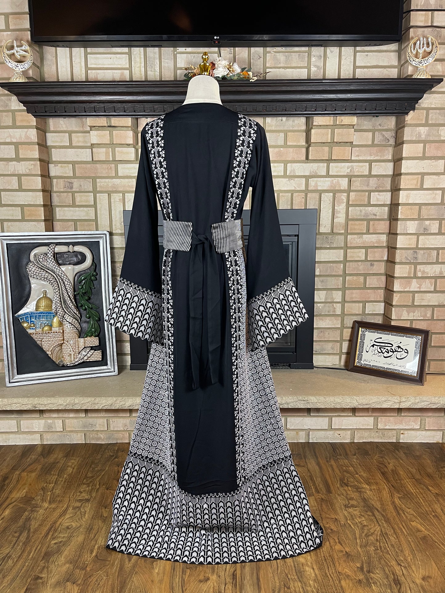 Black/Silver Saya Thobe