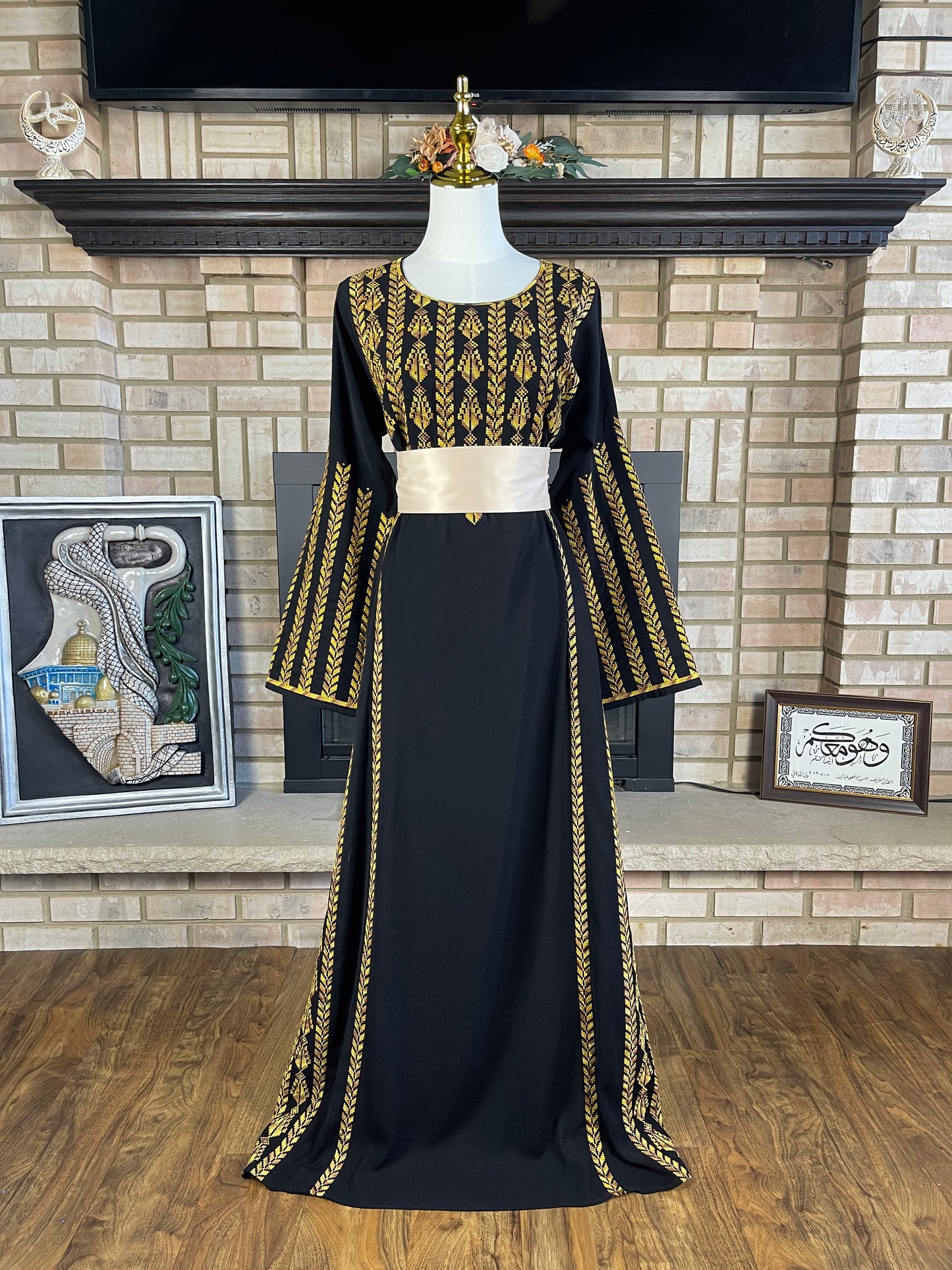 Black/Gold Sanabel Thobe