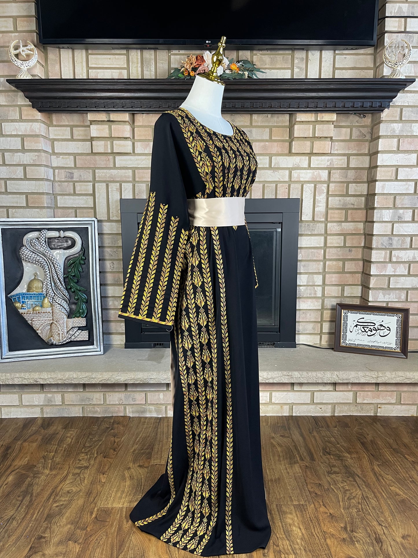 Black/Gold Sanabel Thobe