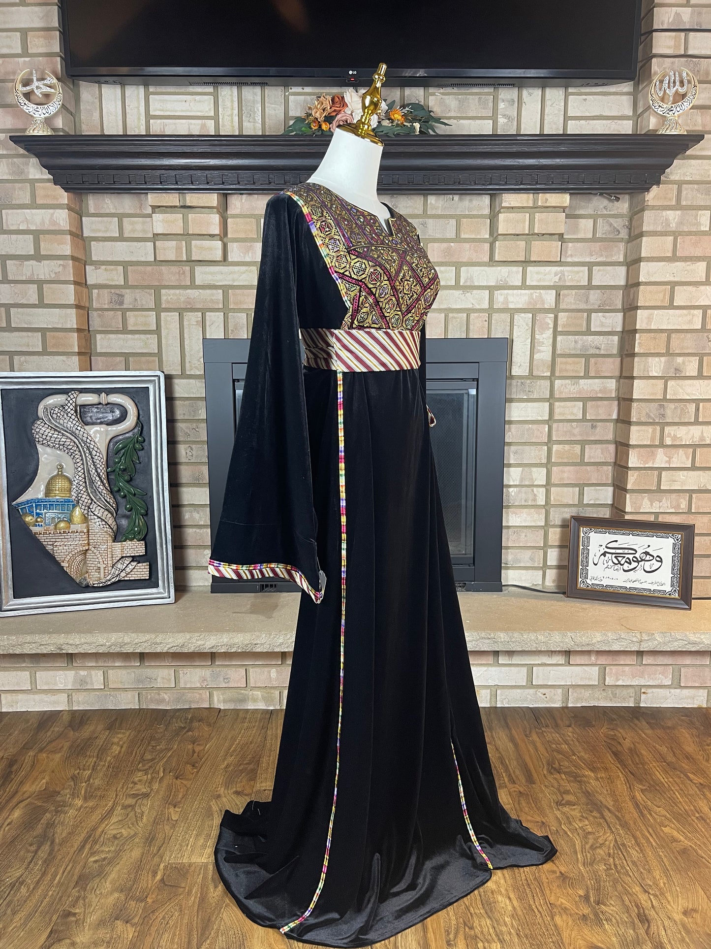 Black/Gold Velvet Saya Thobe