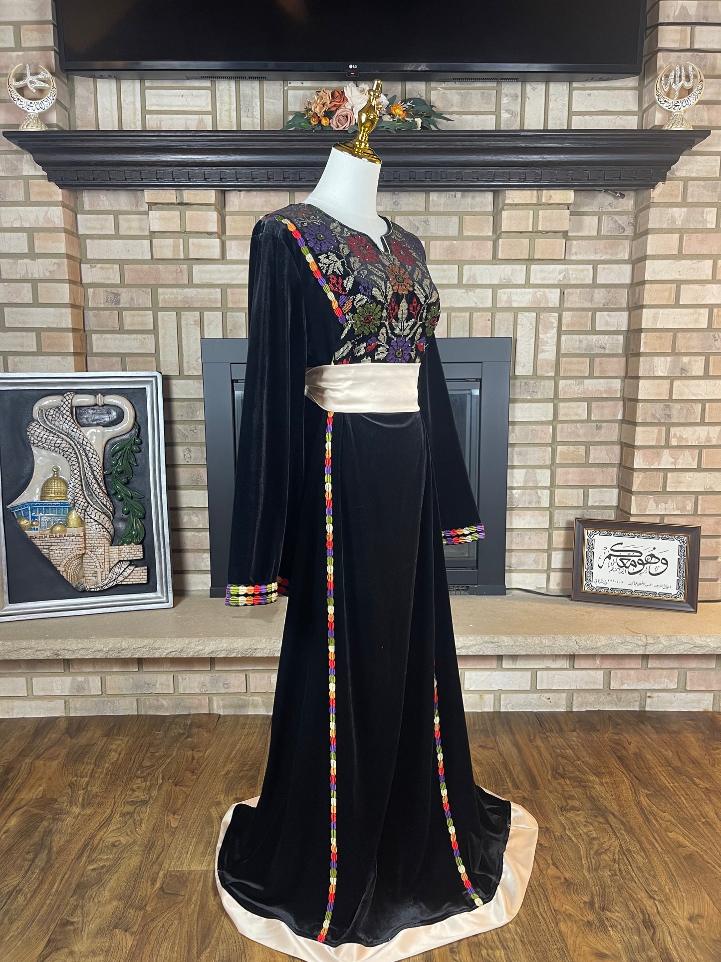 Black/Gold Velvet Roses Thobe