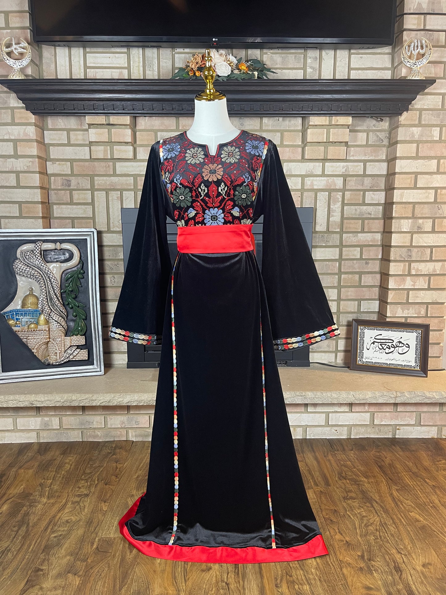 Black/Red Velvet Roses Thobe