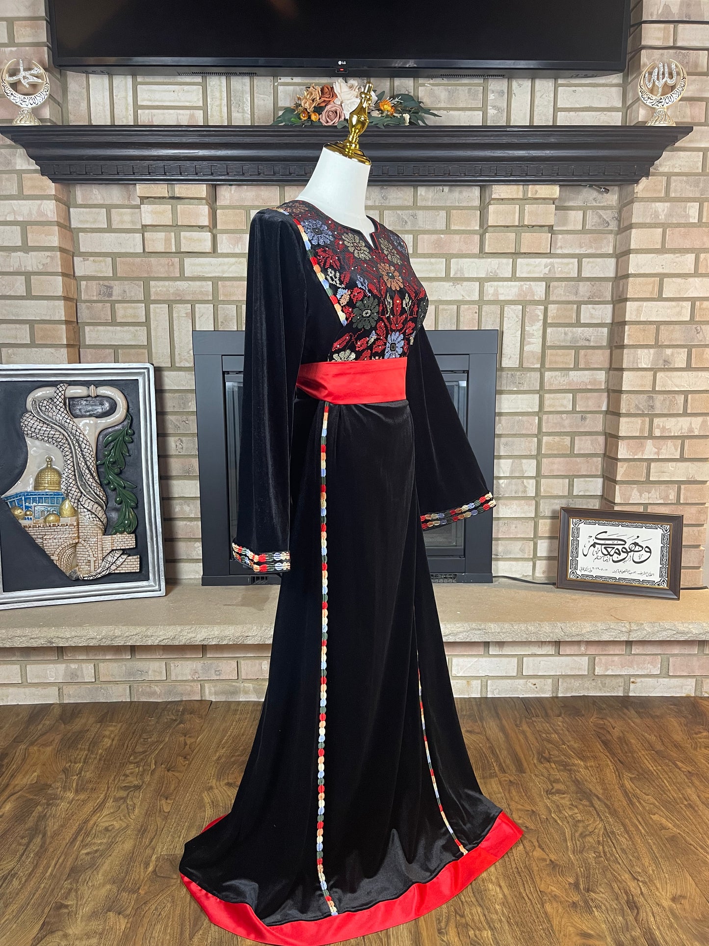 Black/Red Velvet Roses Thobe