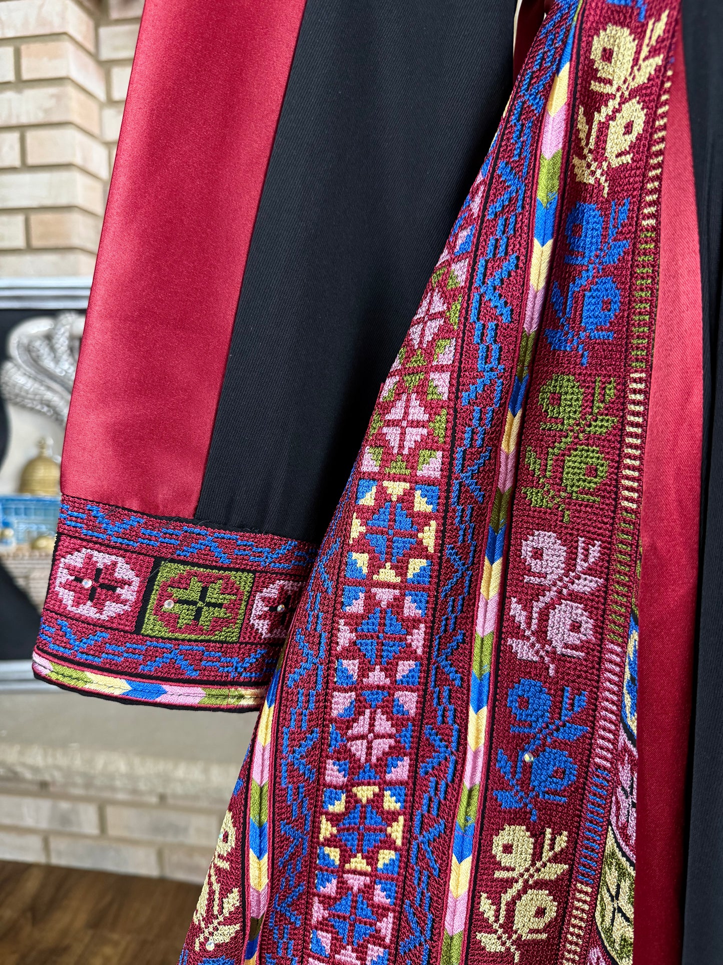 Black/Maroon Bir al-Saba‘ Thobe