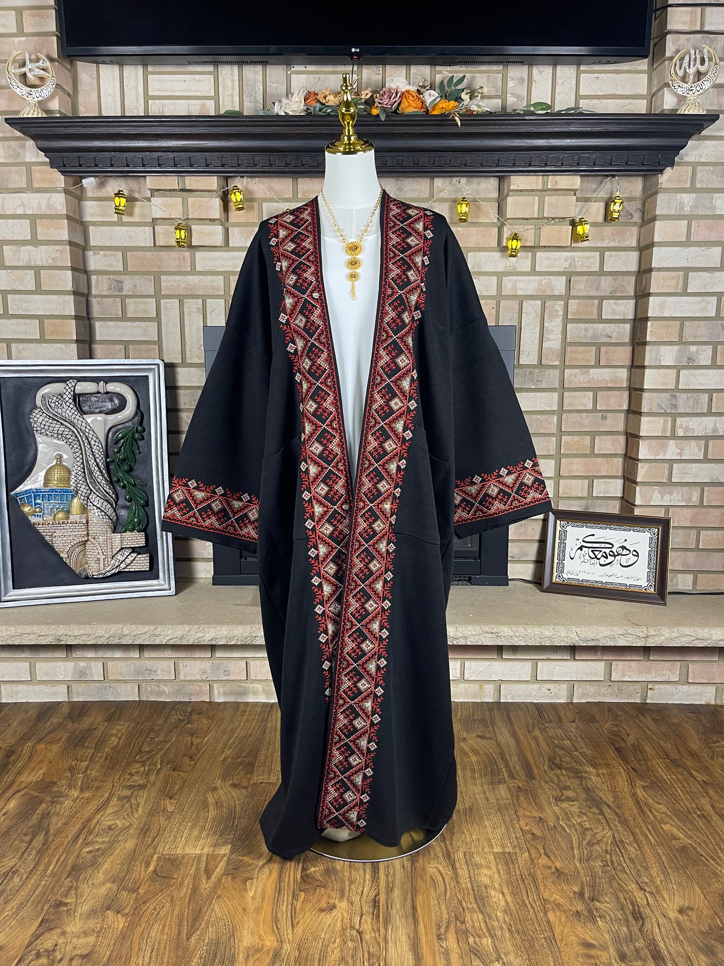 Black/Red Wool Besht