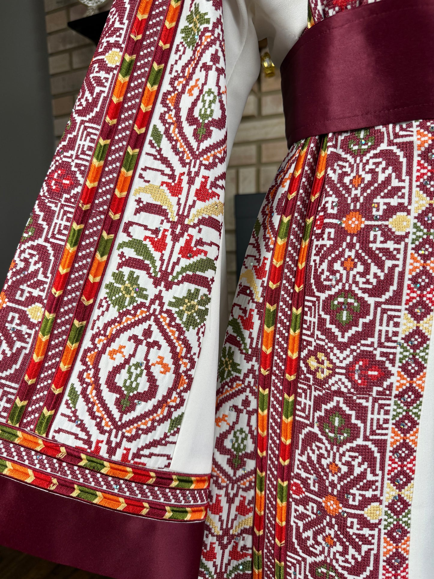 White/Burgundy Beit Lahia Thobe