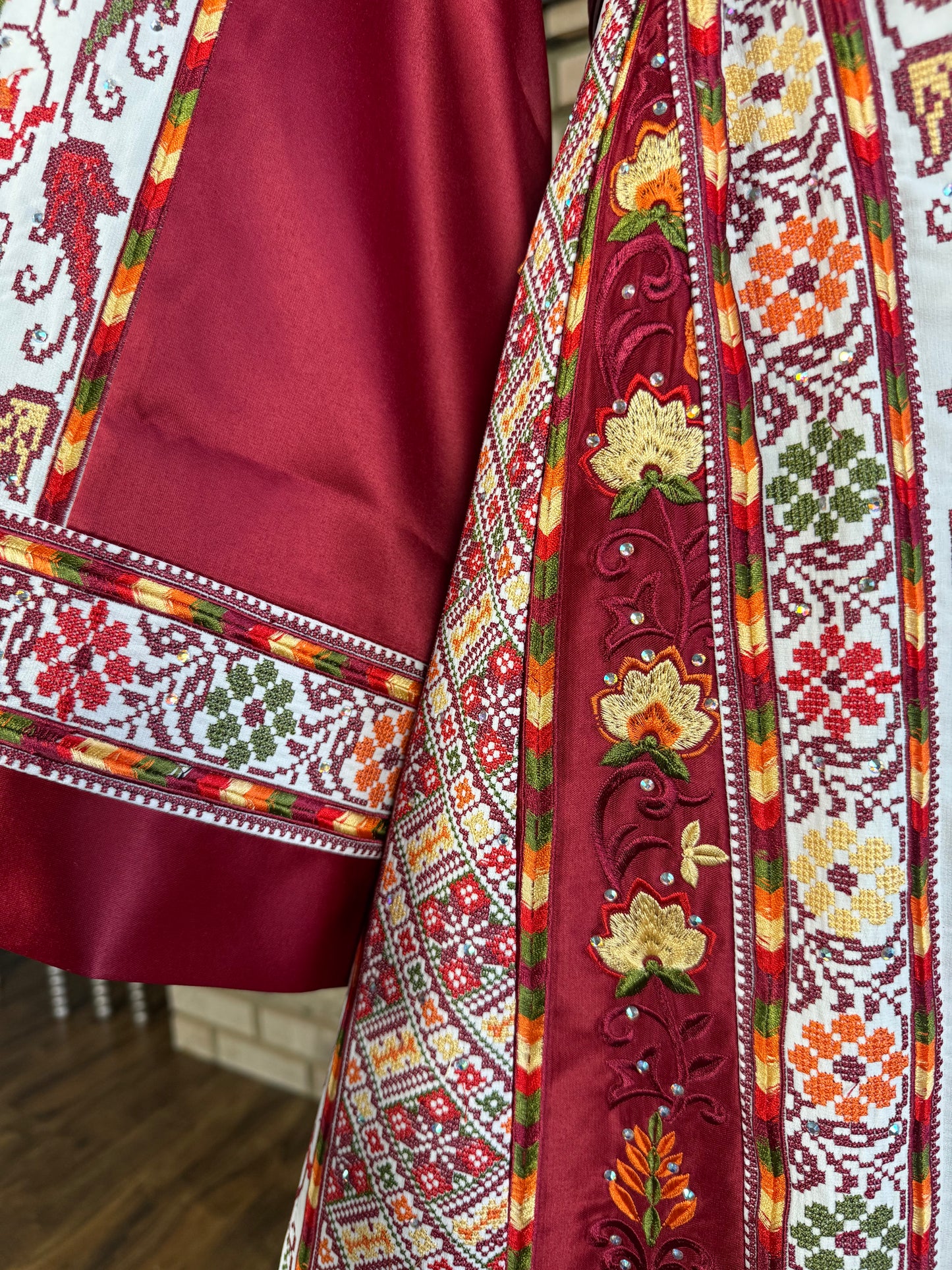 White/Red Turmus'ayya Thobe