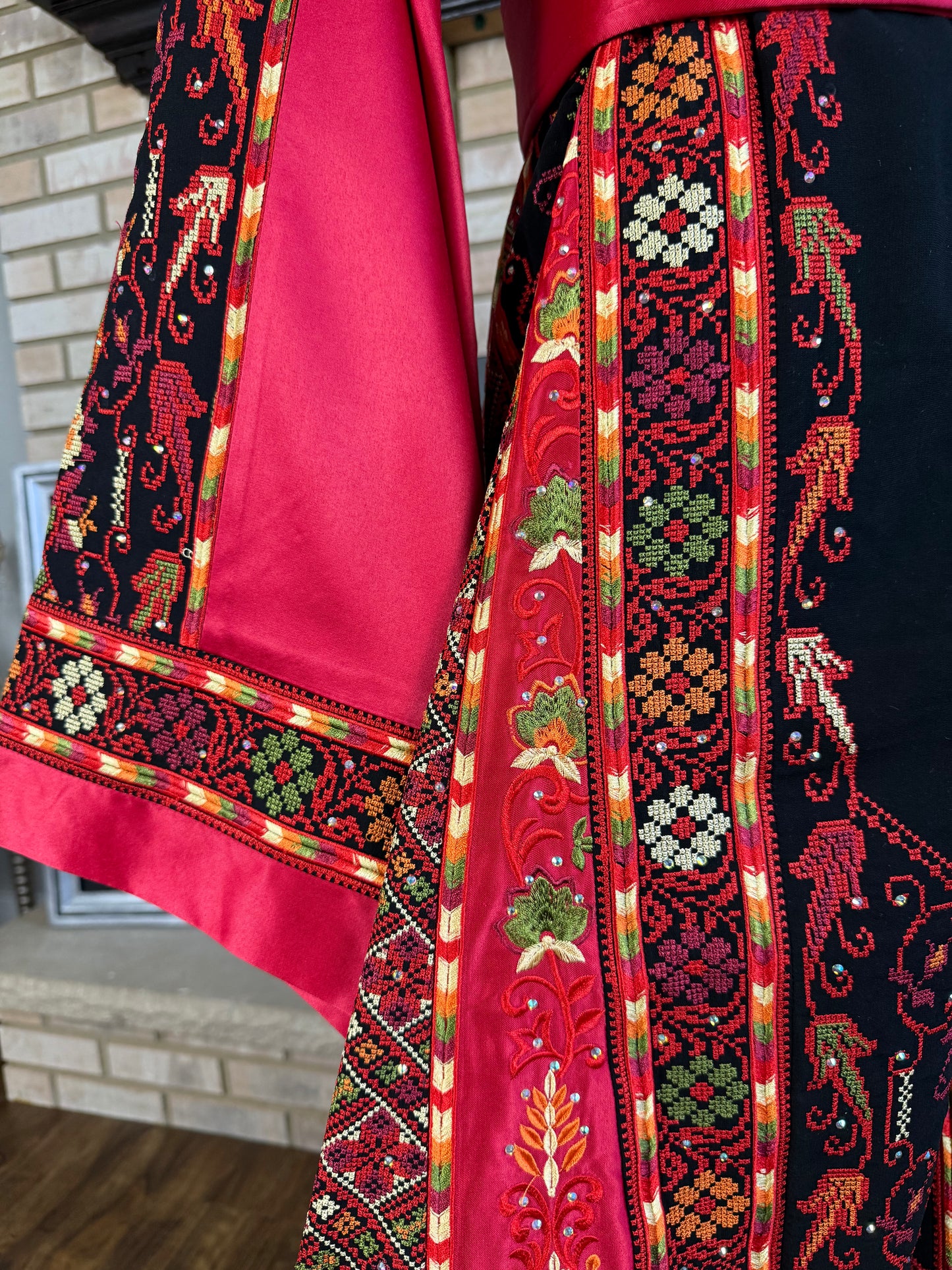 Black/Red Turmus'ayya Thobe