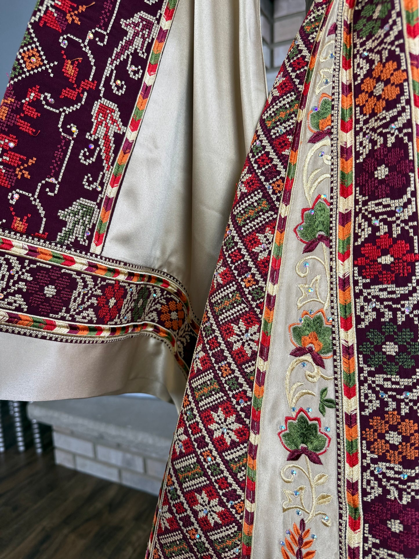 Burgundy/Gold Turmus'ayya Thobe