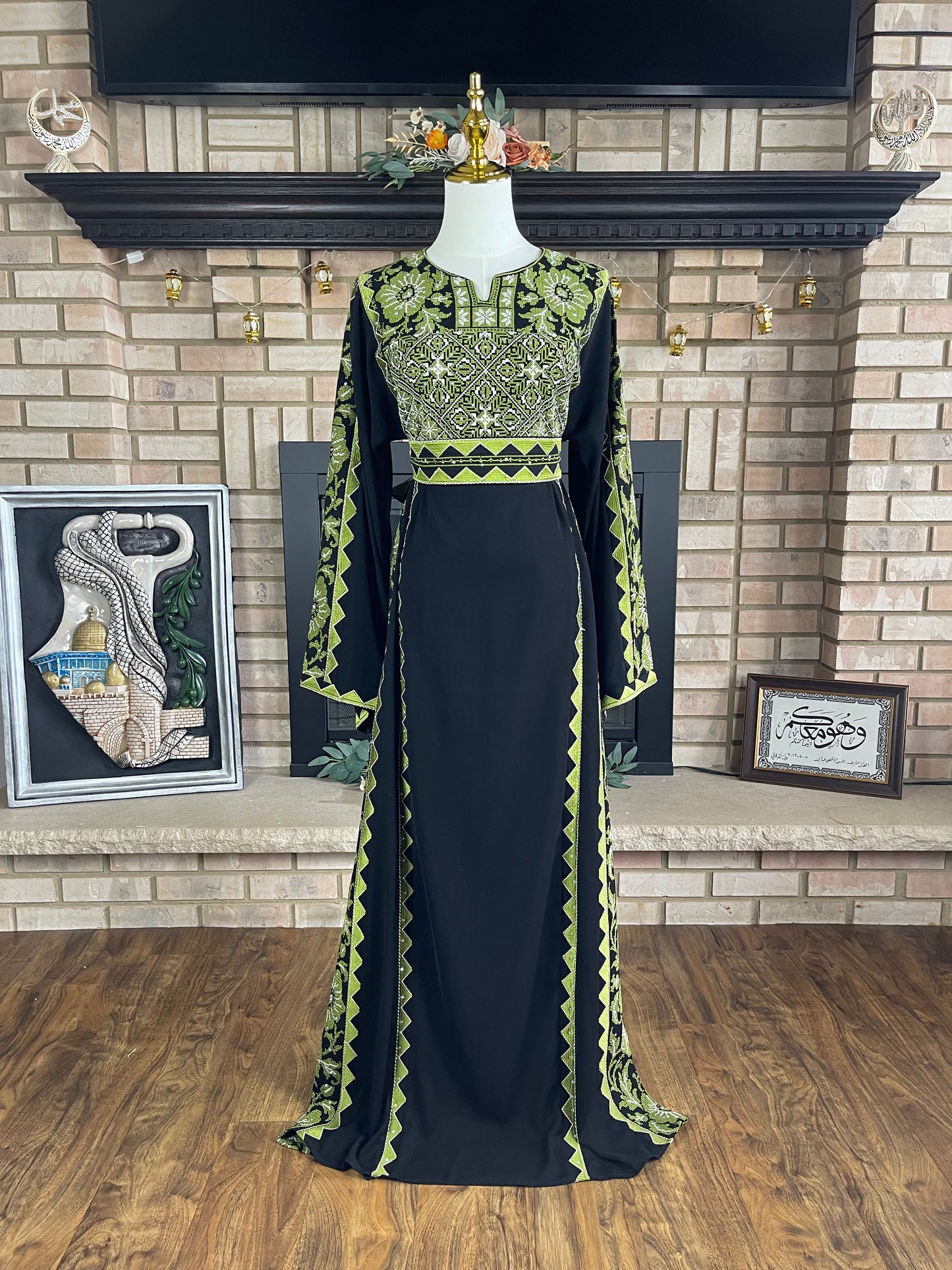 Black/Green Khan Yunis Thobe