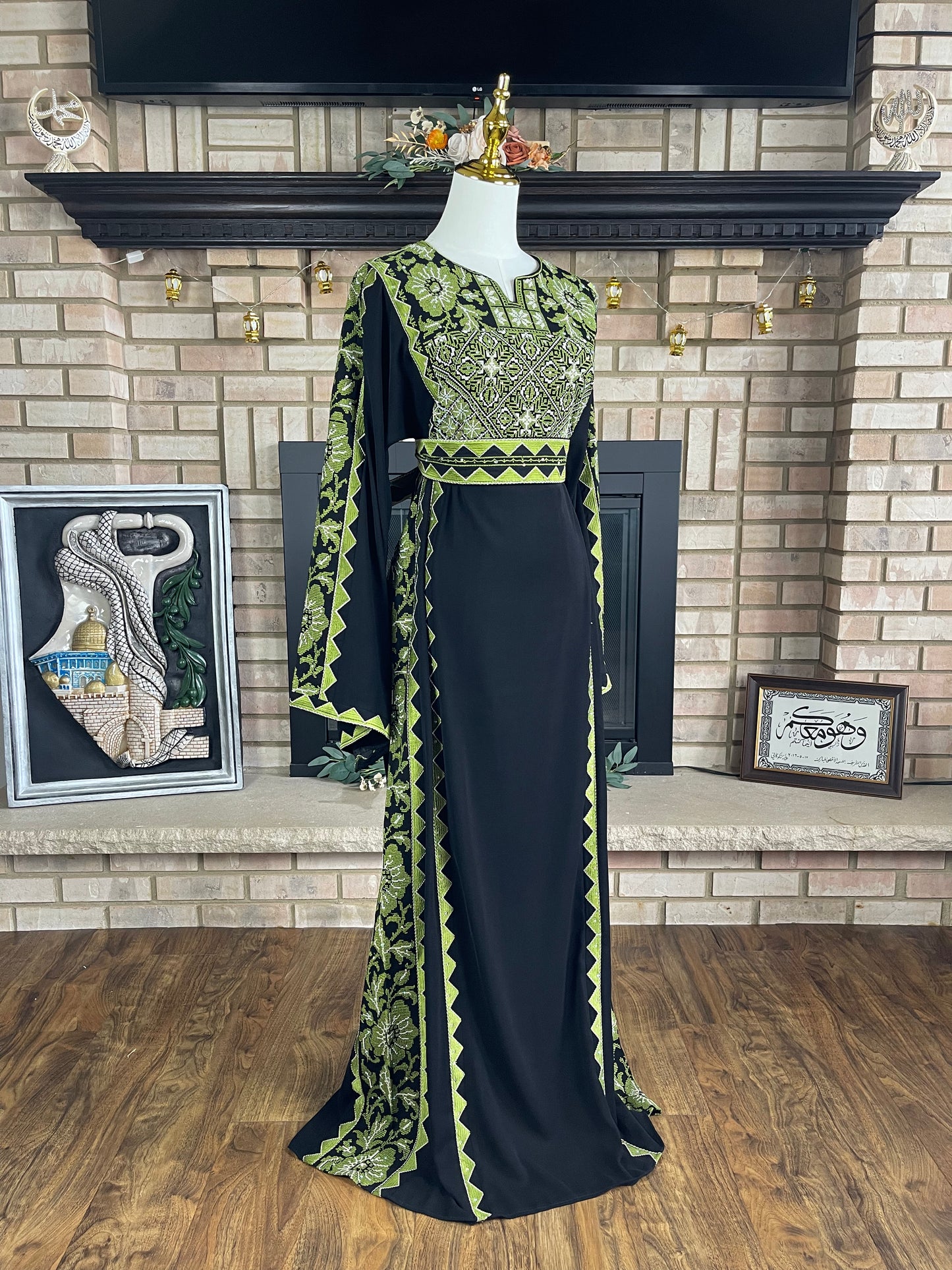 Black/Green Khan Yunis Thobe