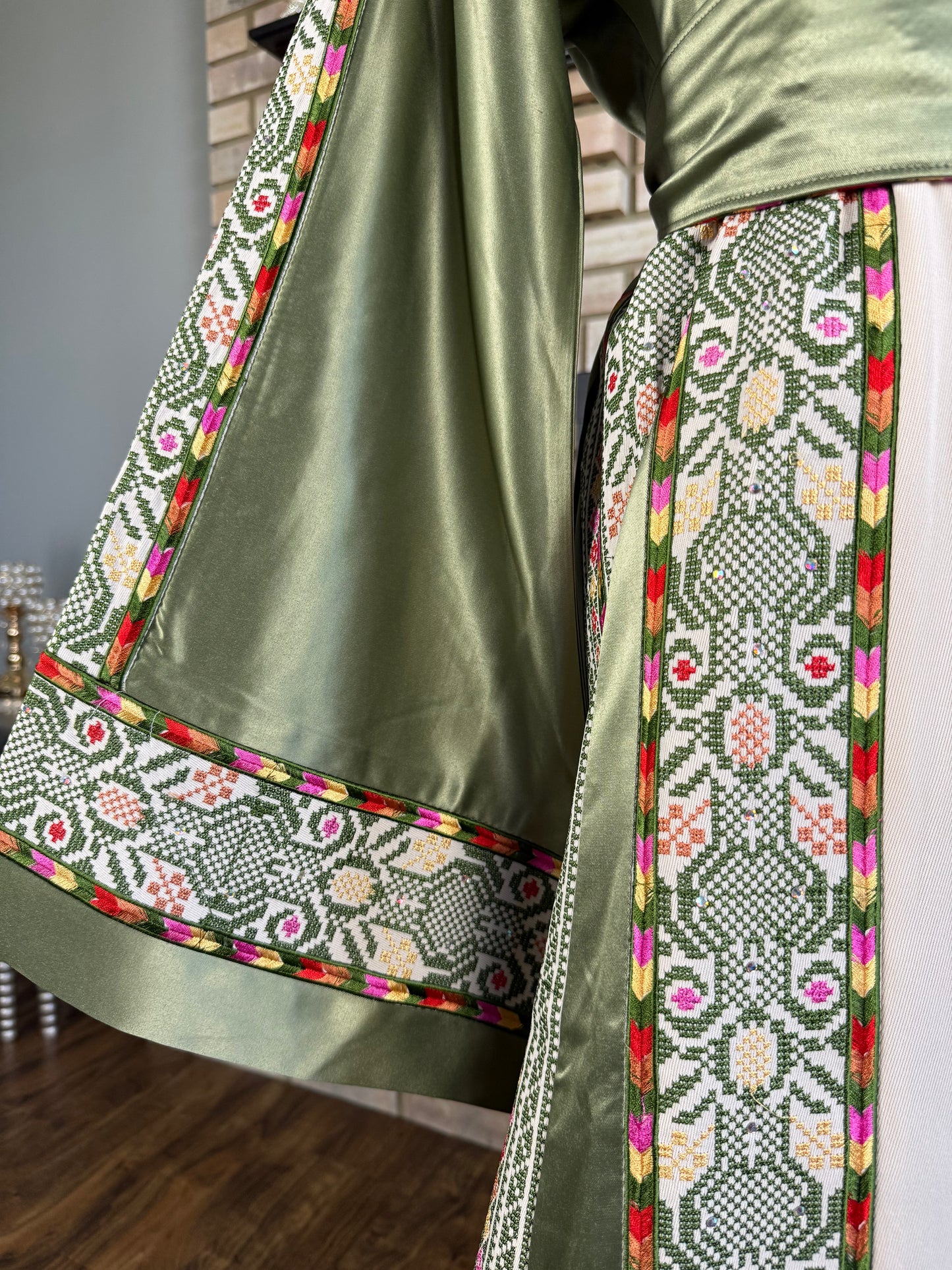 Cream/Green Bayt Dajan Thobe