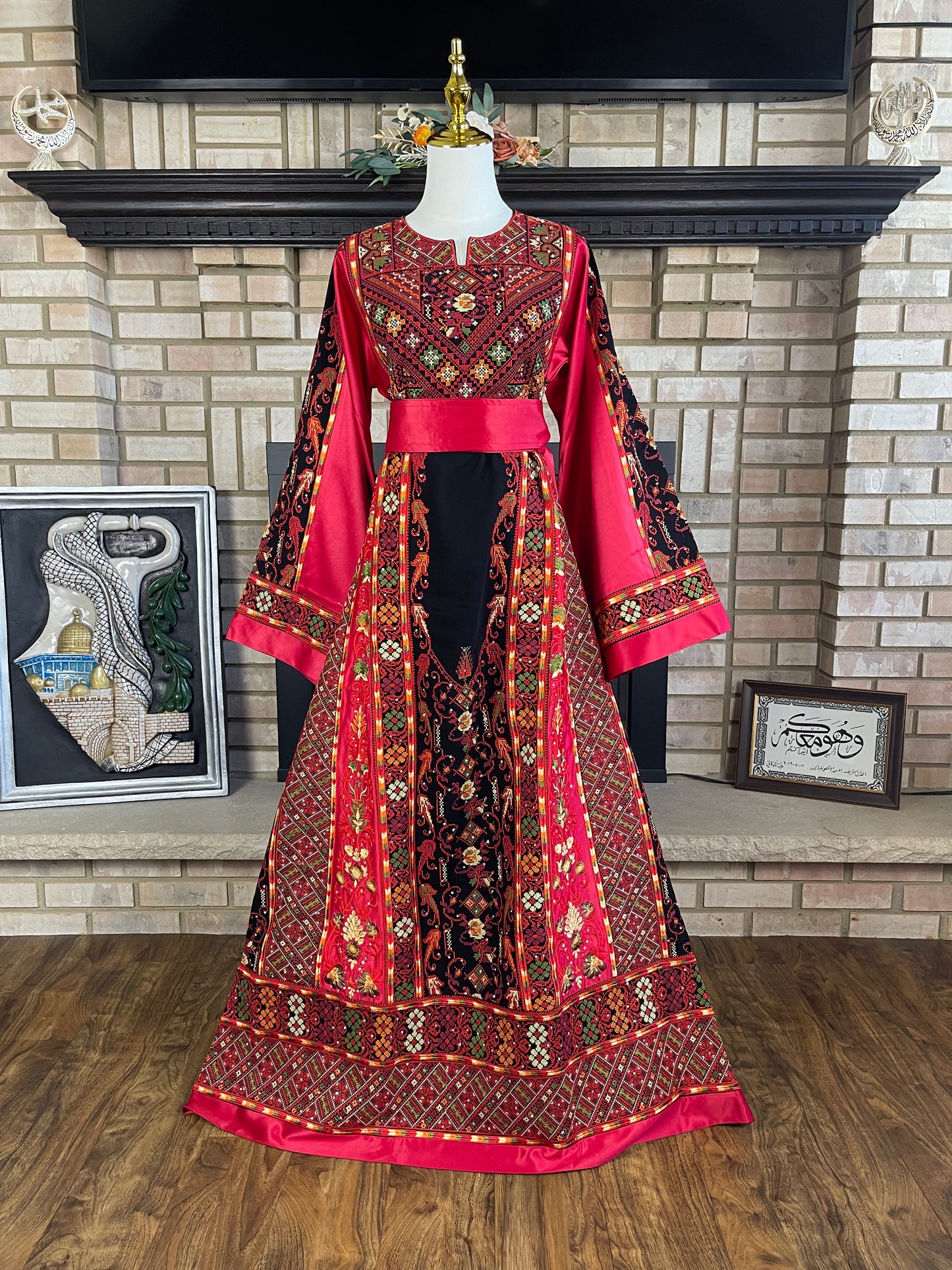 Black/Red Turmus'ayya Thobe