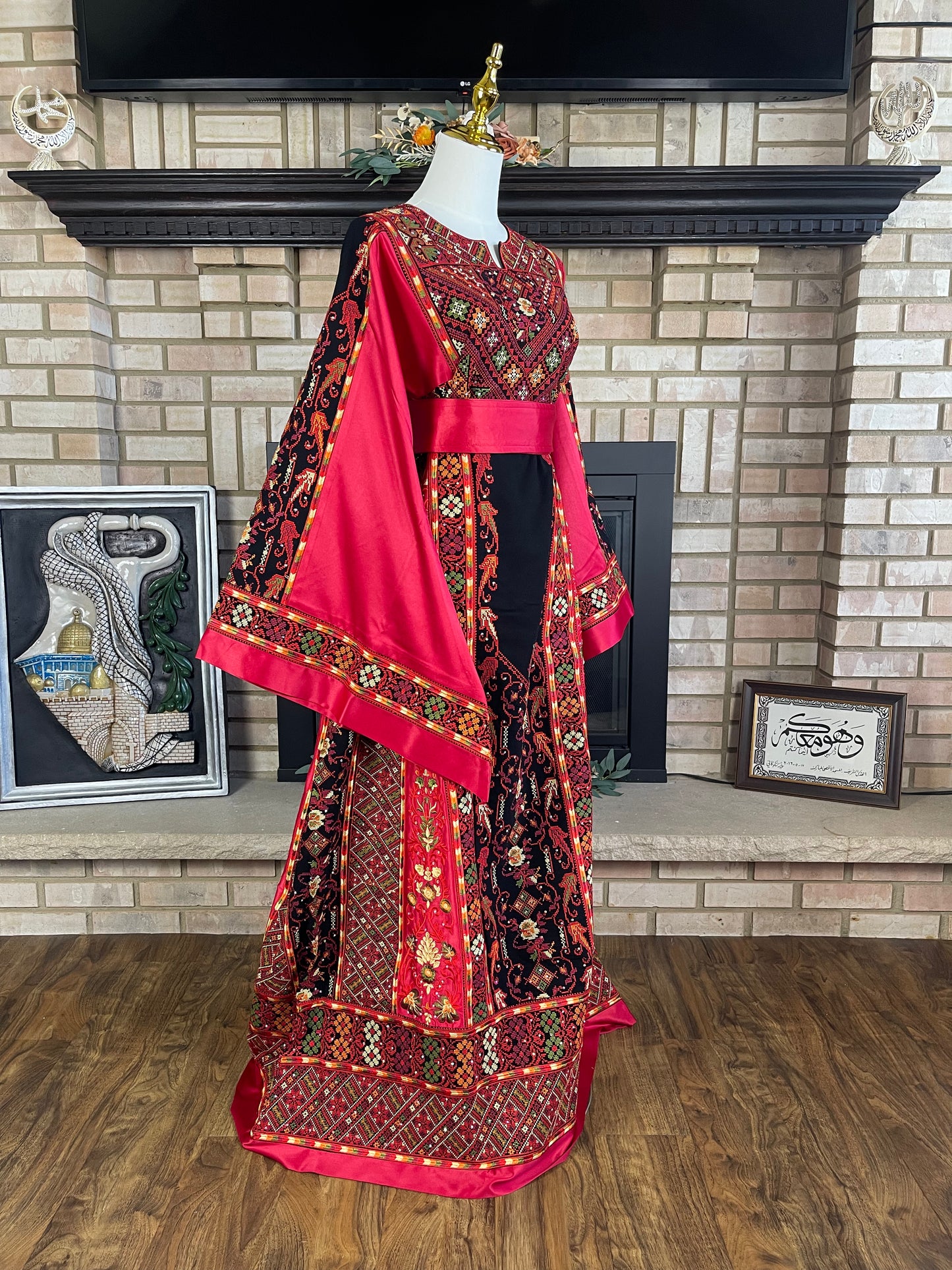 Black/Red Turmus'ayya Thobe