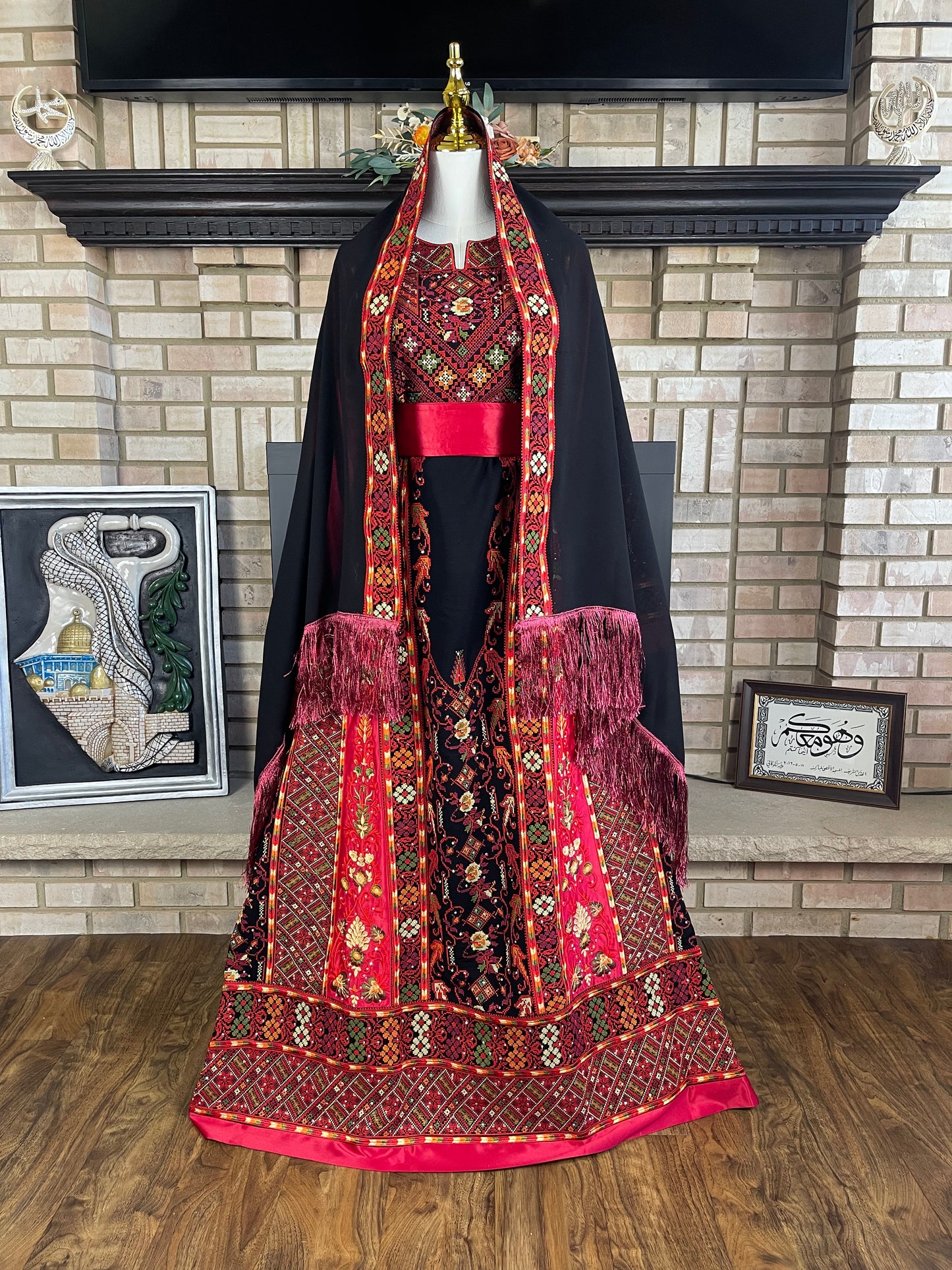 Black/Red Turmus'ayya Thobe