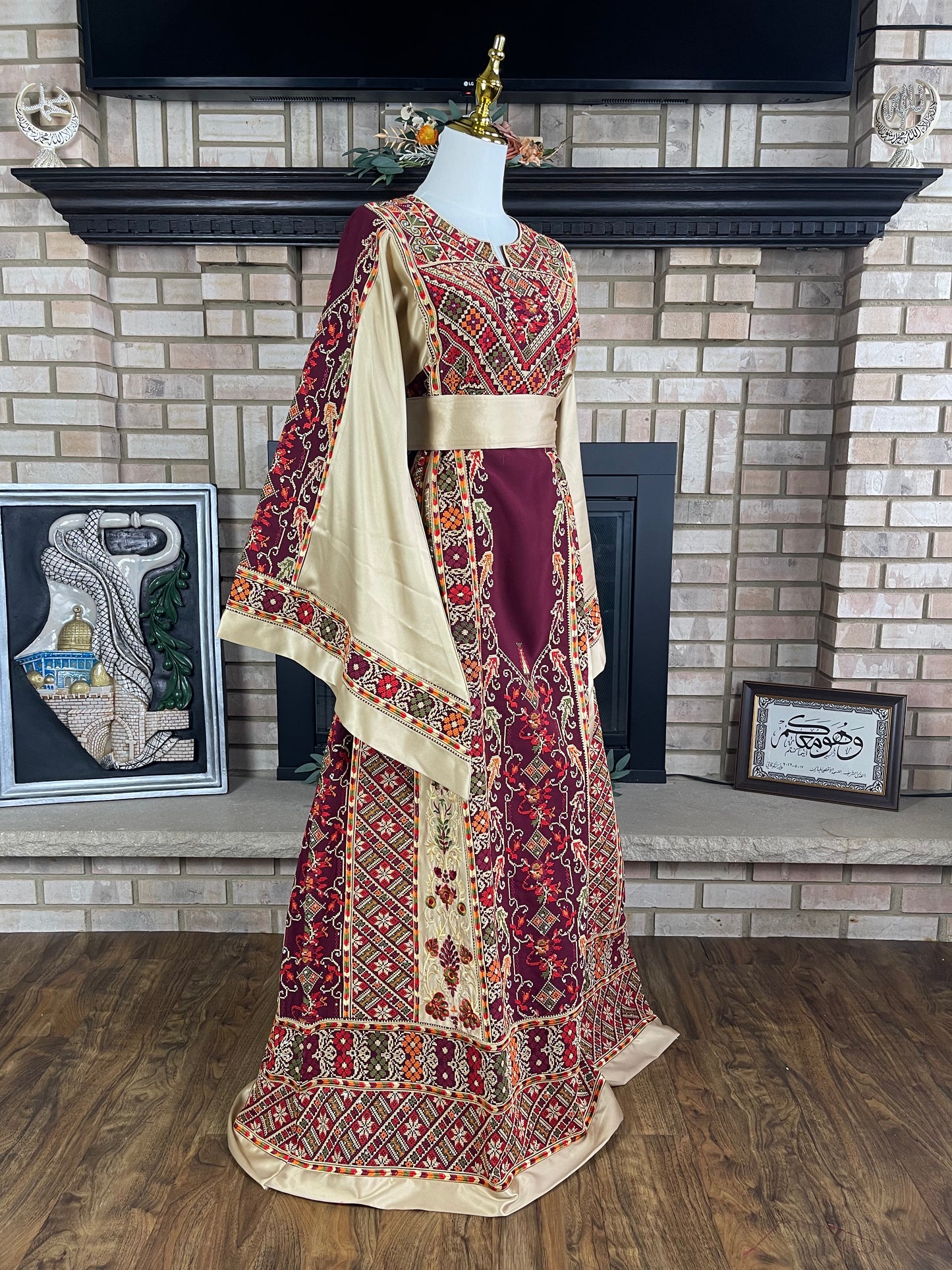 Burgundy/Gold Turmus'ayya Thobe