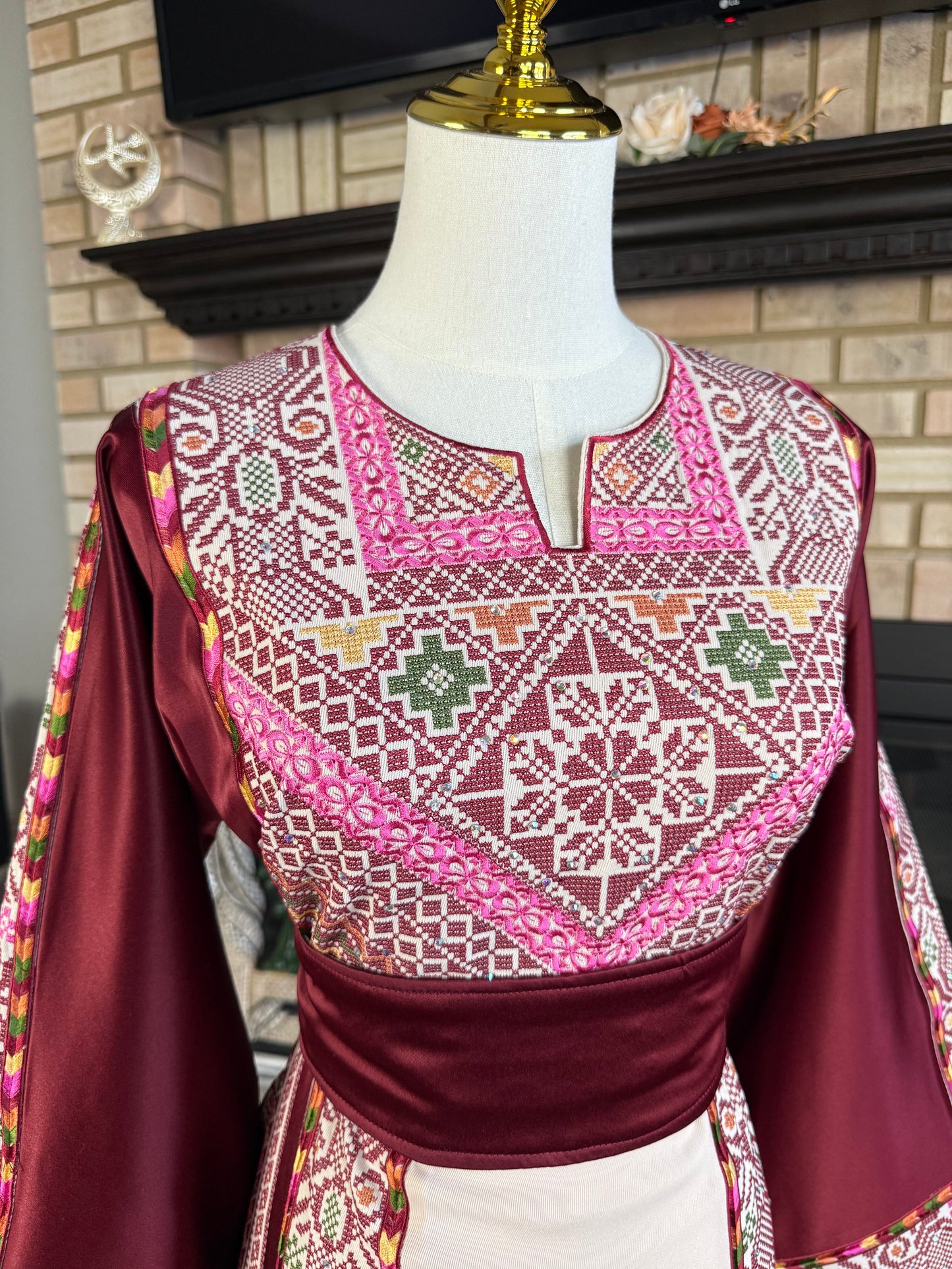 Cream/Burgundy Bayt Dajan Thobe