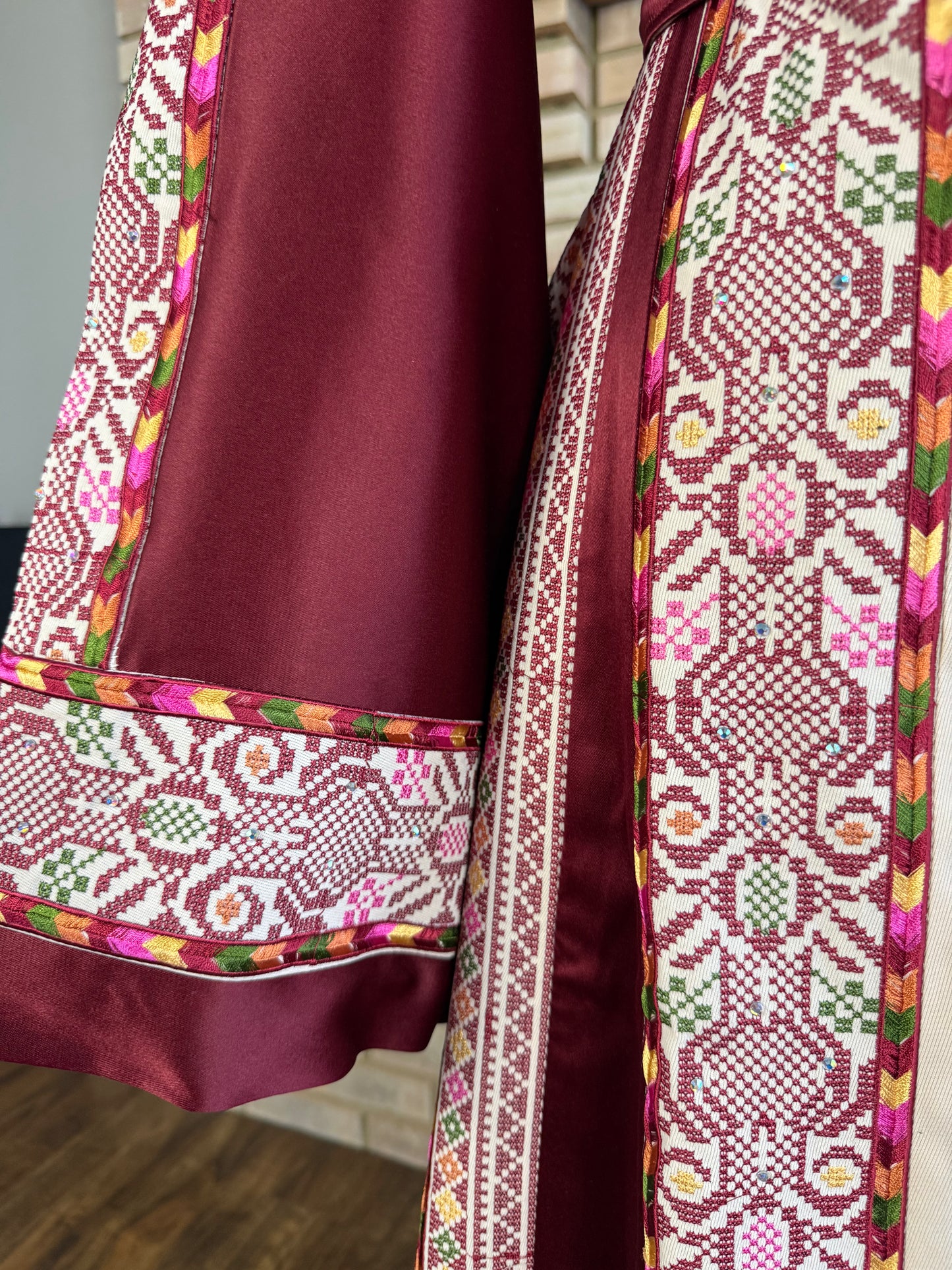 Cream/Burgundy Bayt Dajan Thobe