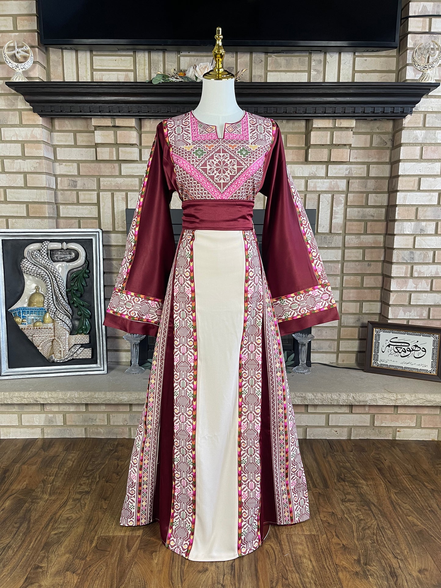 Cream/Burgundy Bayt Dajan Thobe