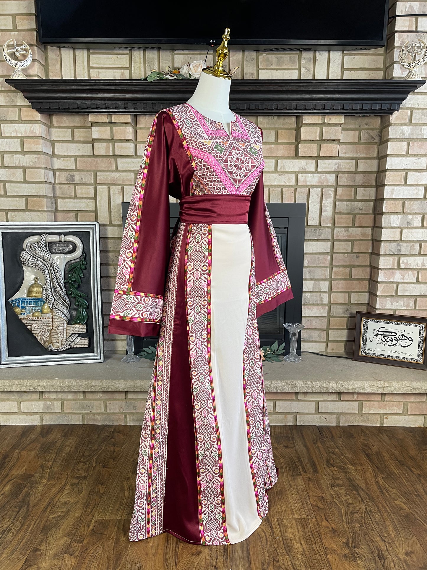 Cream/Burgundy Bayt Dajan Thobe